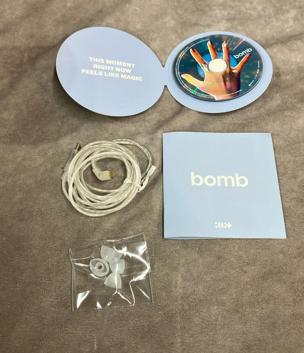 イヤモニ風イヤホン ILLIT 3rdミニアルバム「bomb」（MERCH ver