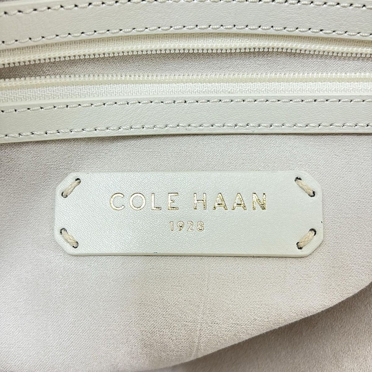 COLE HAAN(コールハーン) トートバッグ美品 キャロラインフォールドオーバートート U07389 アイボリー レザー