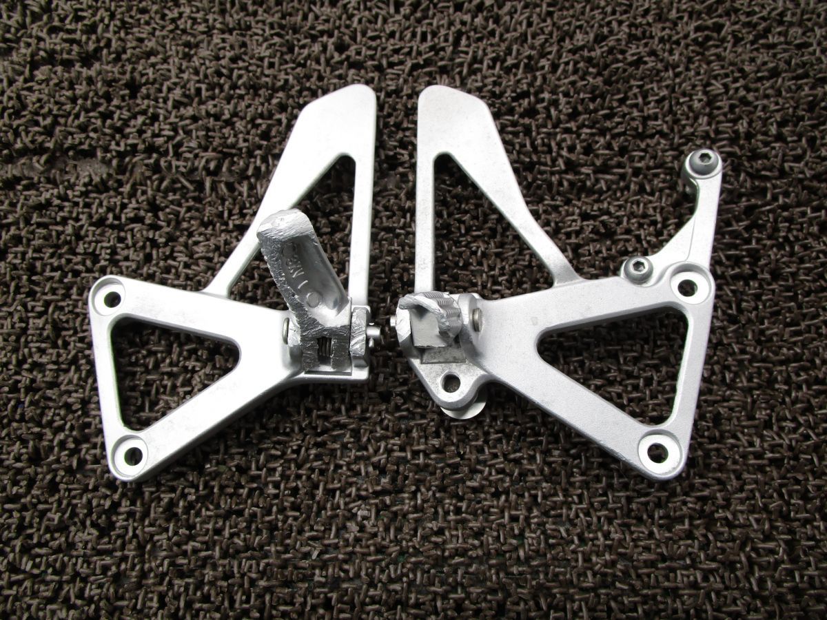 TZM50R メインステップ ステー 左右 △B8586！4KJ ヤマハ 【 4EU 】 キャブ車 12V