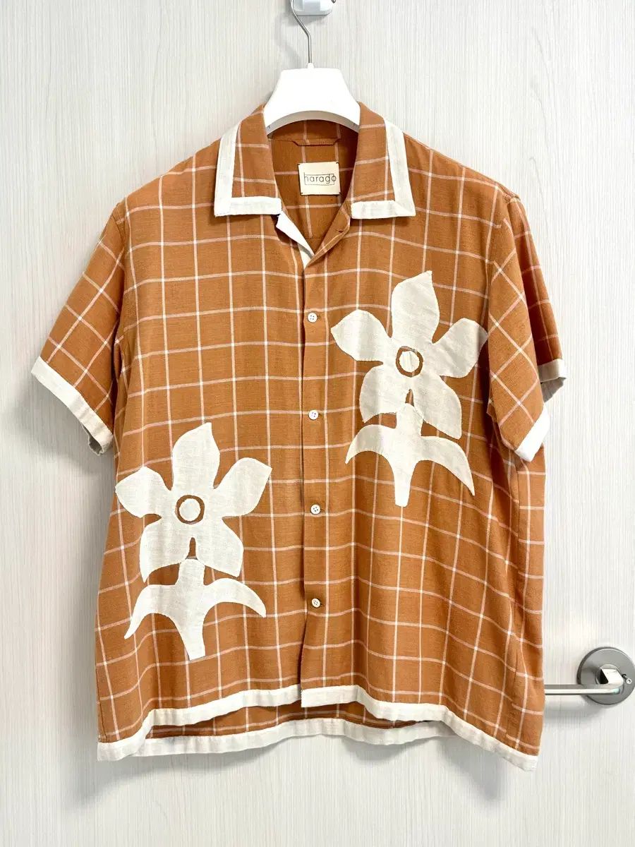 Harago floral applique シャツ