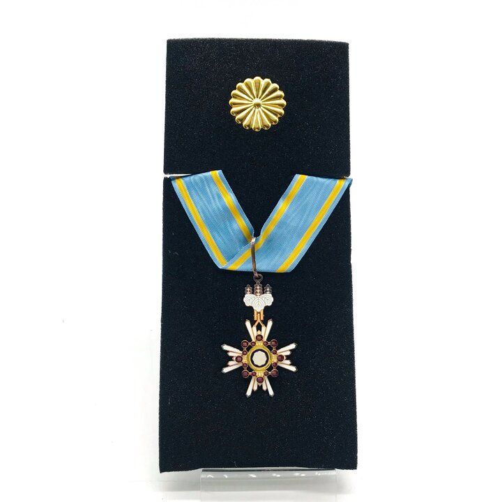 美品 瑞宝章 勲章 中緩章 純銀製 旧日本軍 徽章 メダル 記念章 ホワイト レッド コレクション 希少 桐の花葉 c458