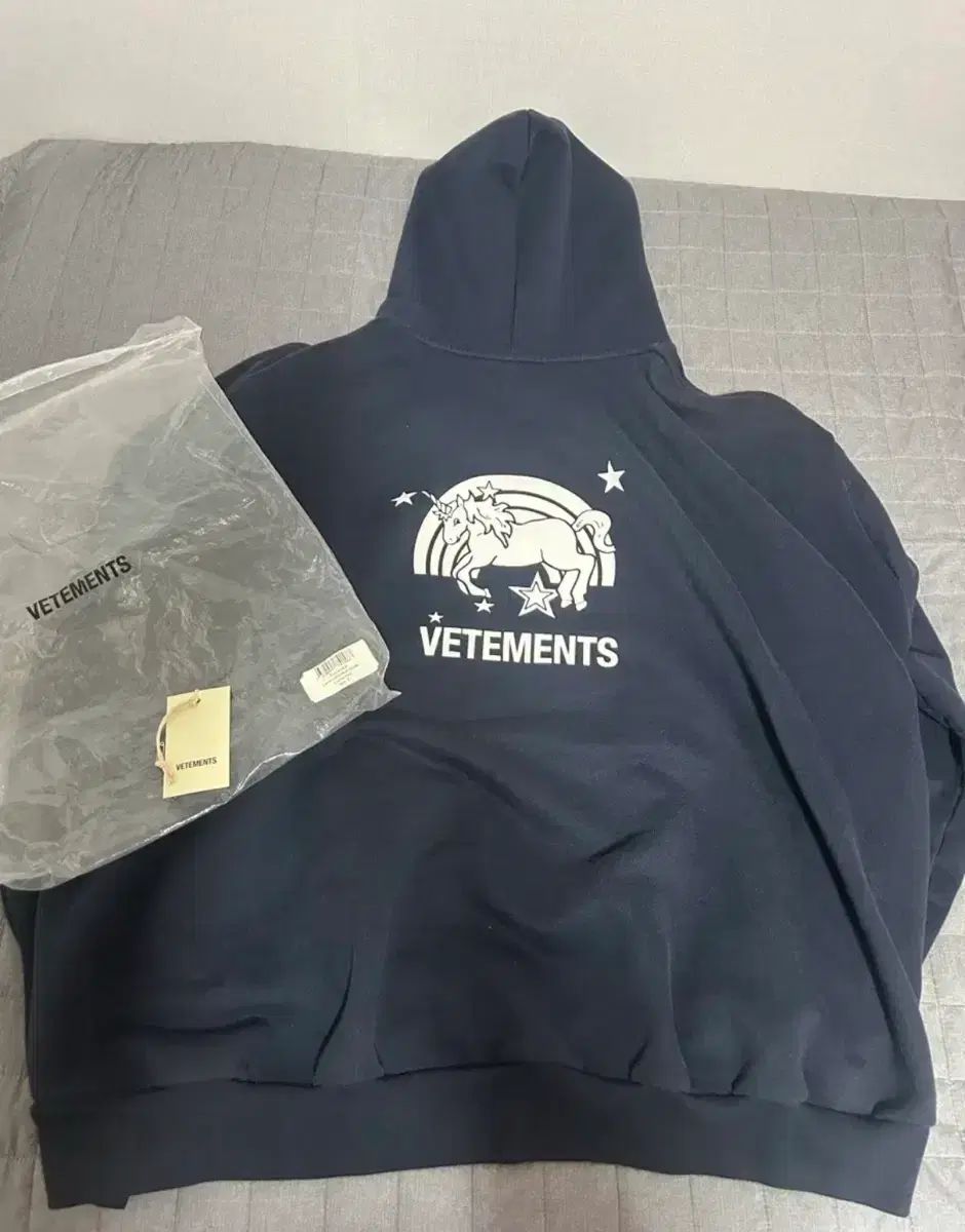 L VETEMENTS ヴェトモン ユニコーン WHO Tシャツ 限定モデル ネイビー 69,702円