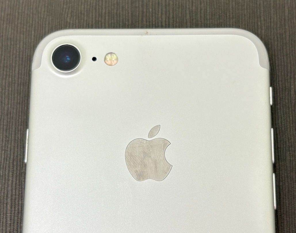 iPhone7 32GB シルバー au Bランク SIMロック解除済 - メルカリ iPhone7 32GB シルバー au Bランク SIMロック解除済 - メルカリ