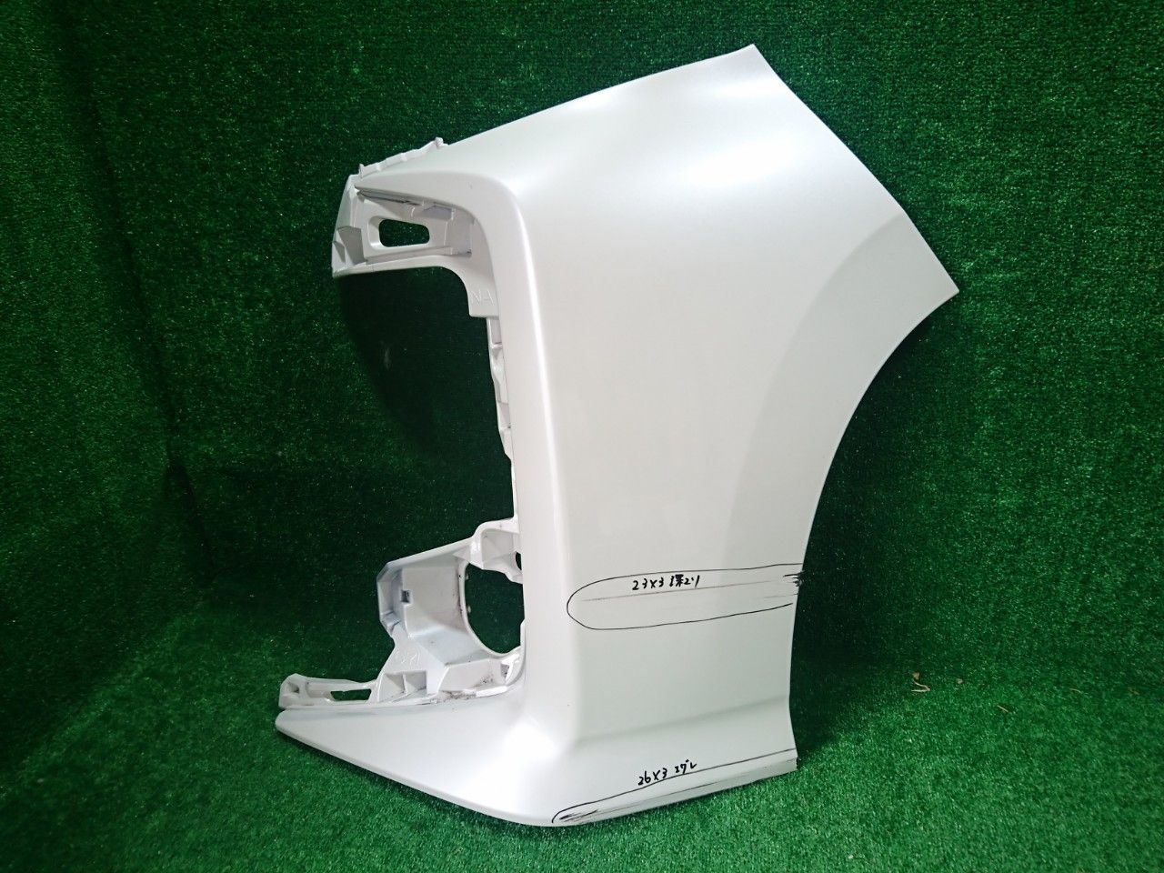 ZWR90W ノア フロントバンパーエクステンション左 パール (81931)