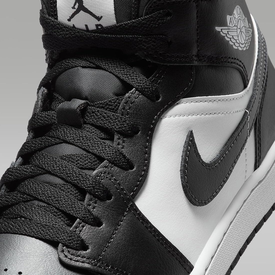 [ナイキ] エア ジョーダン 1 ミッド AIR JORDAN 1 MID ブラック/サミットホワイト/オフノワール DQ8426-010 25.5cm [25.5 cm]