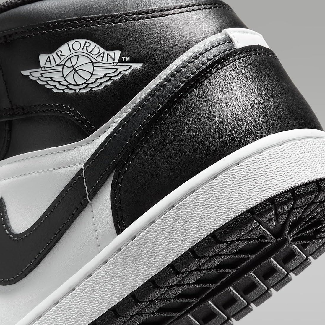 [ナイキ] エア ジョーダン 1 ミッド AIR JORDAN 1 MID ブラック/サミットホワイト/オフノワール DQ8426-010 25.5cm [25.5 cm]