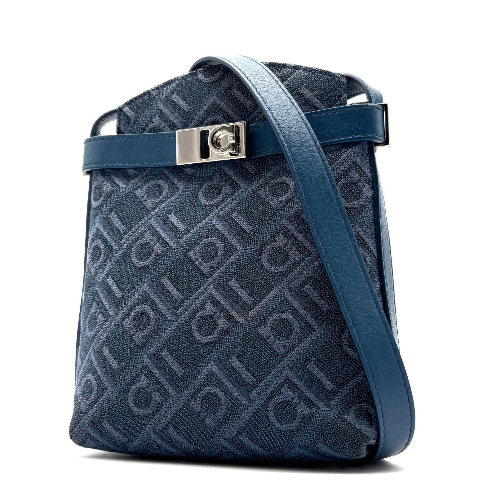 美品 サルヴァトーレ フェラガモ FERRAGAMO Hug ハグ ショルダーバッグ クロスボディ ポシェット ブルー 青 ガンチーニ 総柄 キャンバス レザー ボーナス 夏休み 帰省 お盆 敬老の日 サマーギフト シルバーウィーク ご褒美