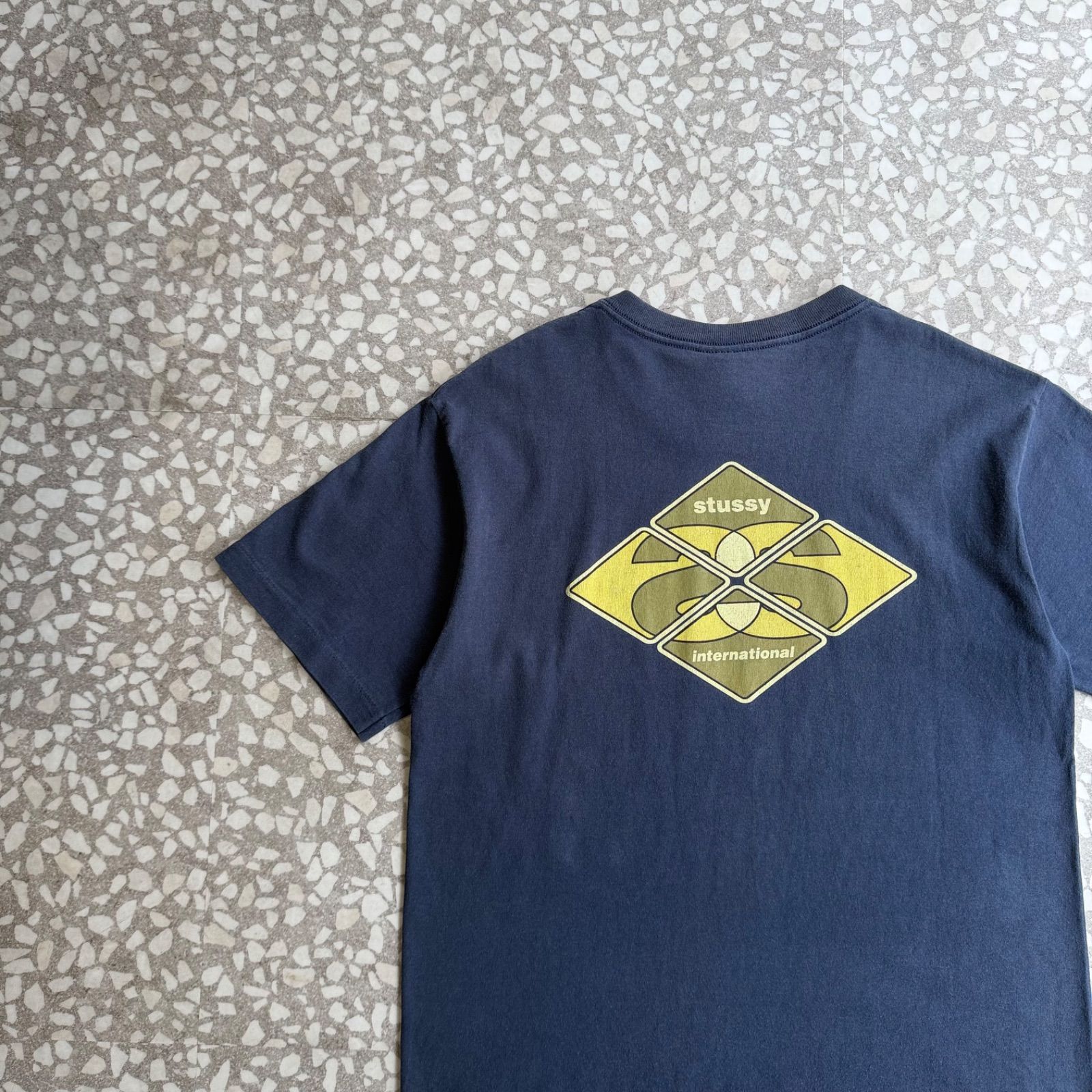 [ Archive アーカイブ Y2K ] STUSSY / 90’s usa製 Design T-shirt size M ステューシー　オールドステューシー　90年代　アメリカ製　ロゴTシャツ　紺タグ　シングルステッチ　ストリート　ユニセックス