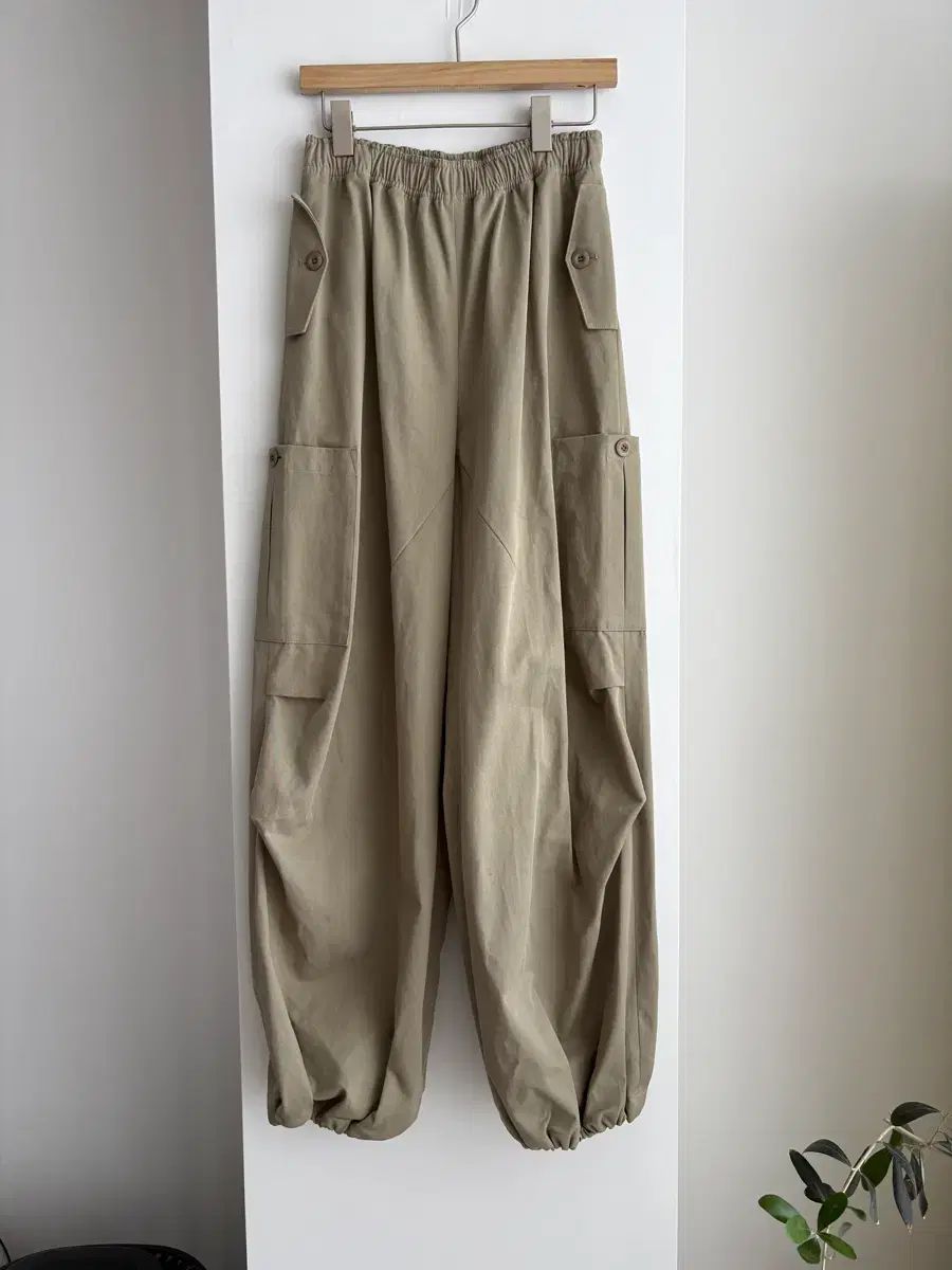 ラオン ミュウゼラ カーキ カーゴ シャーリング ジョガー パンツ 7,478円