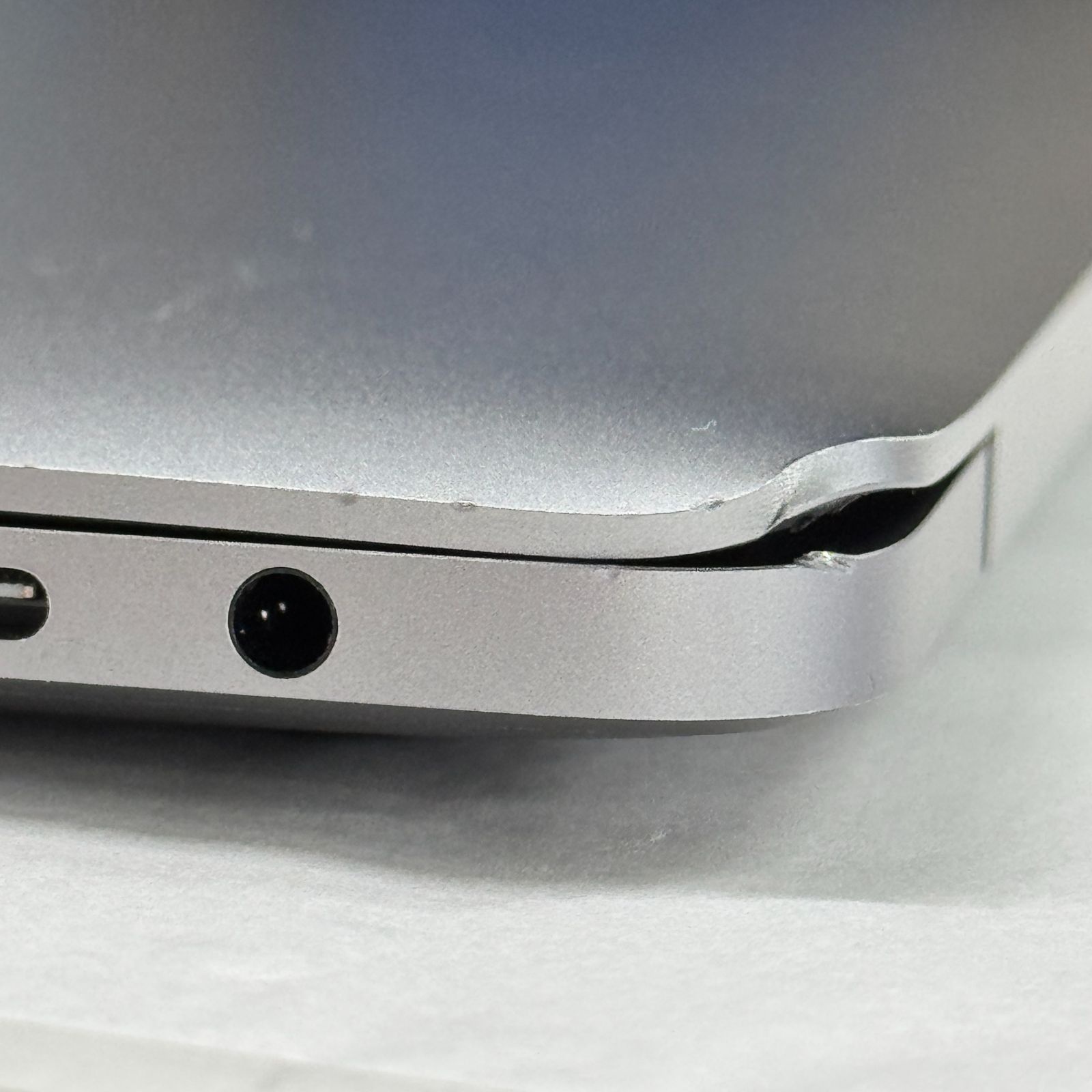 MacBook Pro 13-inch 2020 Four Thunderbolt 3 ports【ランク：D
