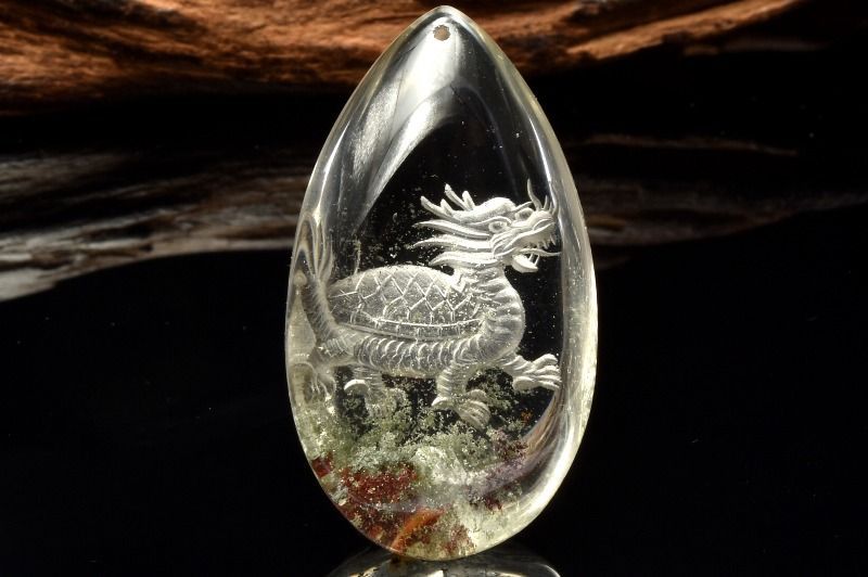 1点物】AAAA☆繊細内彫りの魅力 ガーデンクォーツ 44x24mm 青龍彫刻
