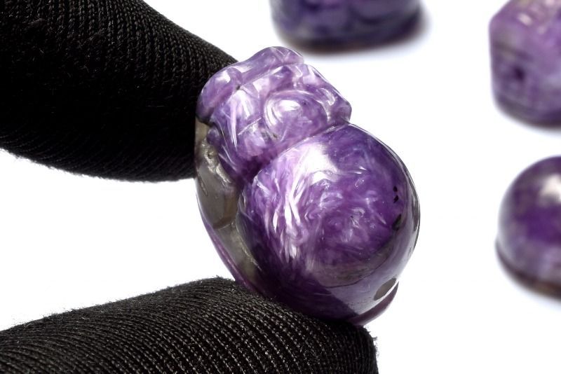 AA☆紫の気品 チャロアイト 17-19x12-14mm 貔貅彫刻(通し穴) ビーズ 1