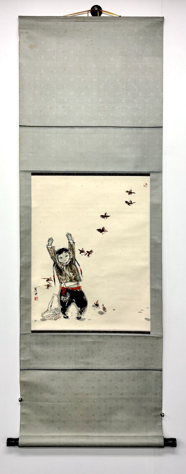 【蔵出】中国美術 梁琪 筆「雀影伴童嬉」童子雀図 掛軸 掛け轴 人物画 中国画 書画 アート260625-3