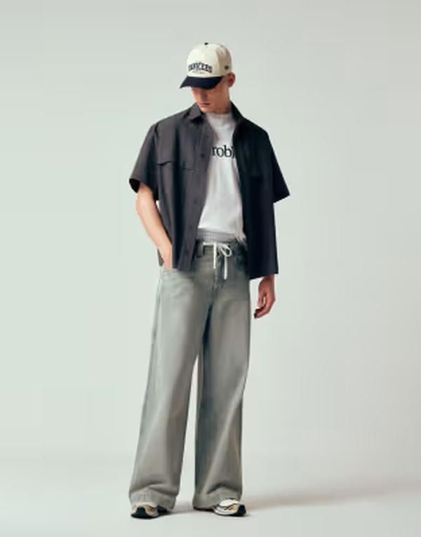 エイソス メンズ ボトムス デニムパンツ 刺繍 ジーンズ ASOS DESIGN loose jeans in light washed blue with embroidered back pock