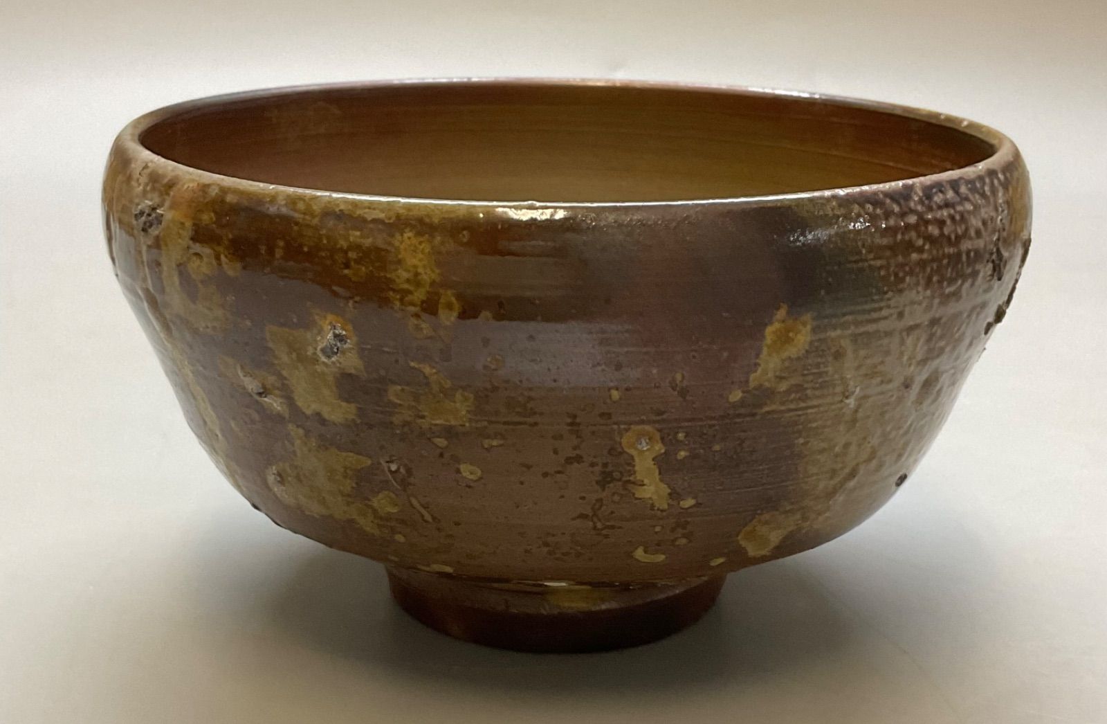備前焼 小西陶古 作 茶碗 共箱 茶器 抹茶碗 美品 です。 M305 小西陶古 陶古作 備前焼 抹茶碗 茶碗 陶芸 焼物 共箱 茶道具