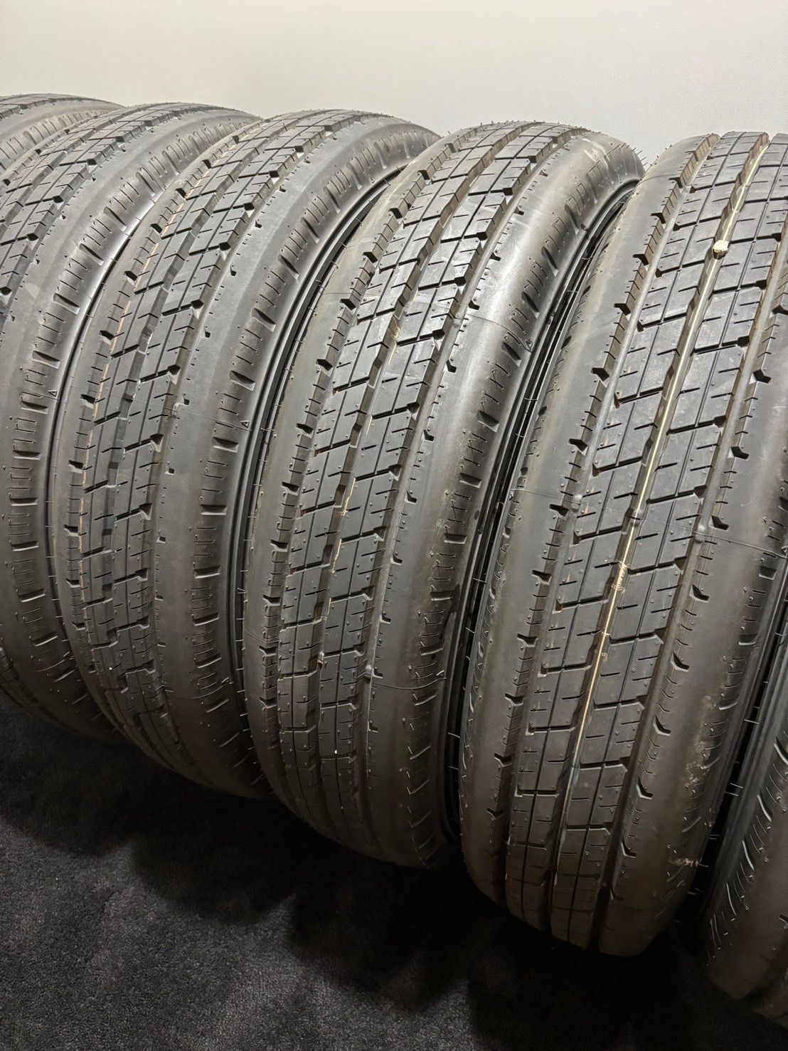 ★新車外し品 195/85R15 113/111L LT DUNLOP/ENASAVE SPLT38A 26年製 夏タイヤ サマータイヤ 6本 トラックタイヤ キャンター (2-M625)