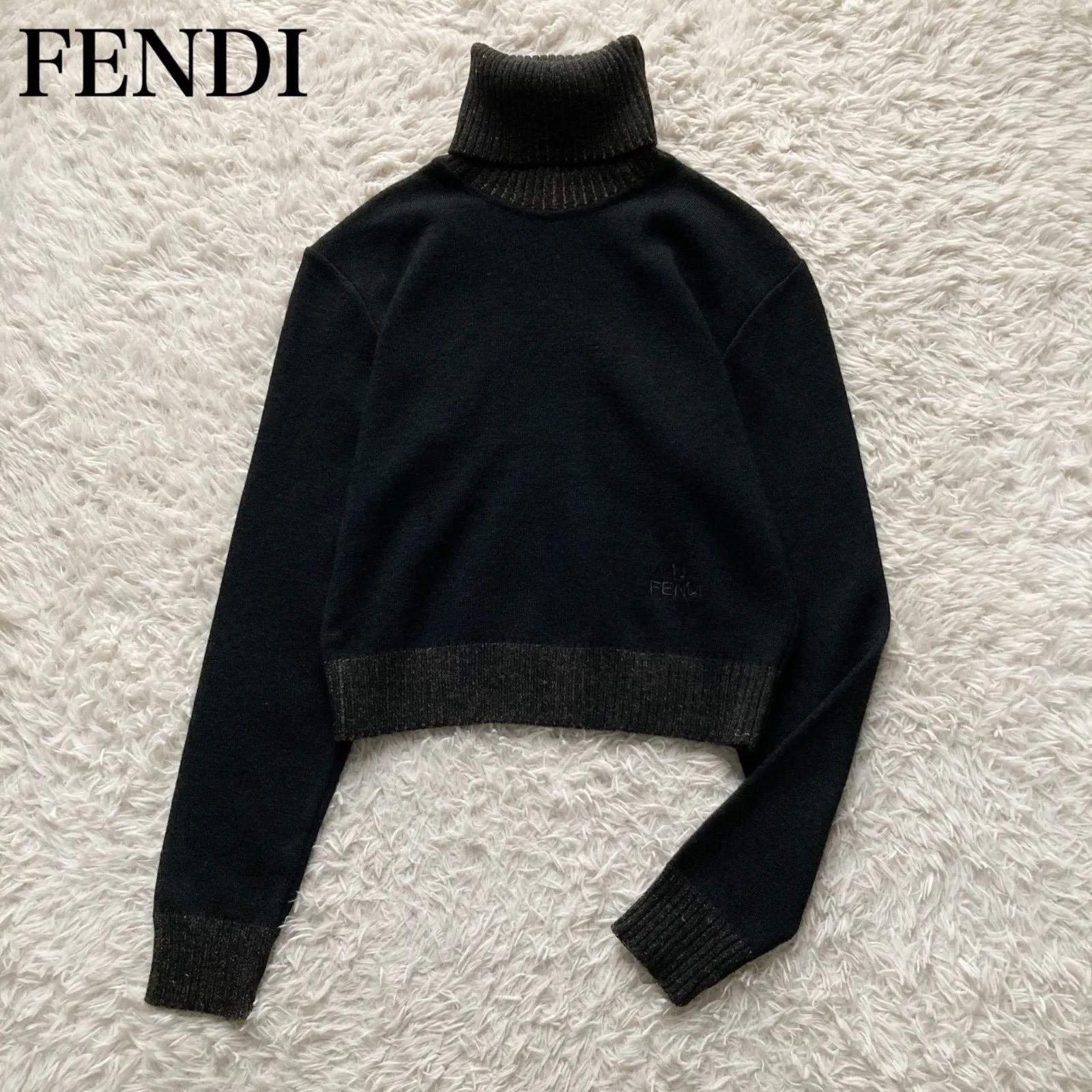 フェンディ FENDI イタリア製 ウール タートルネック ニット セーター プルオーバー ショート丈 クロップド丈 FFロゴ 刺繍 黒 ブラック ゴールド M L 40 レディース 秋冬 上品 高級感 エレガント ヴィンテージ レトロ デート お出かけ 美品