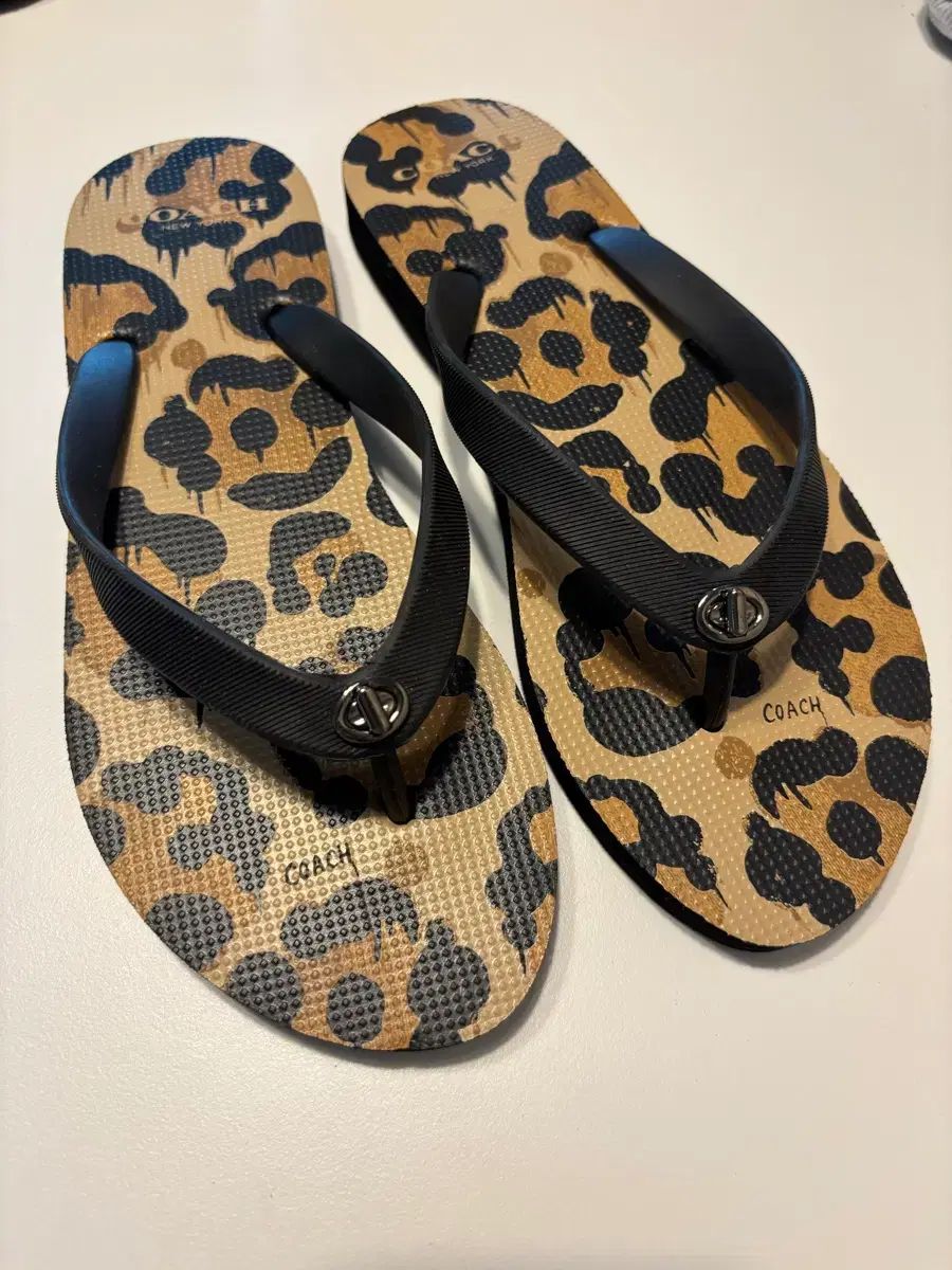 新品 COACH コーチ ブラック ヒョウ柄 レオパード ビーチサンダル フリップフロップ