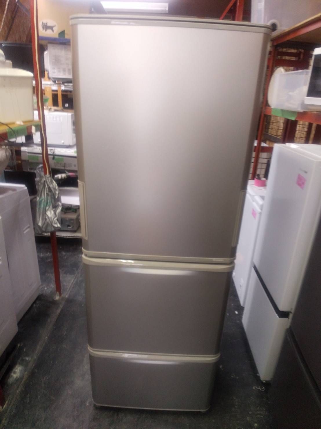 中古】大阪引取限定 SHARP 冷蔵庫 SJ-W352F-S 350L 本体 - メルカリ