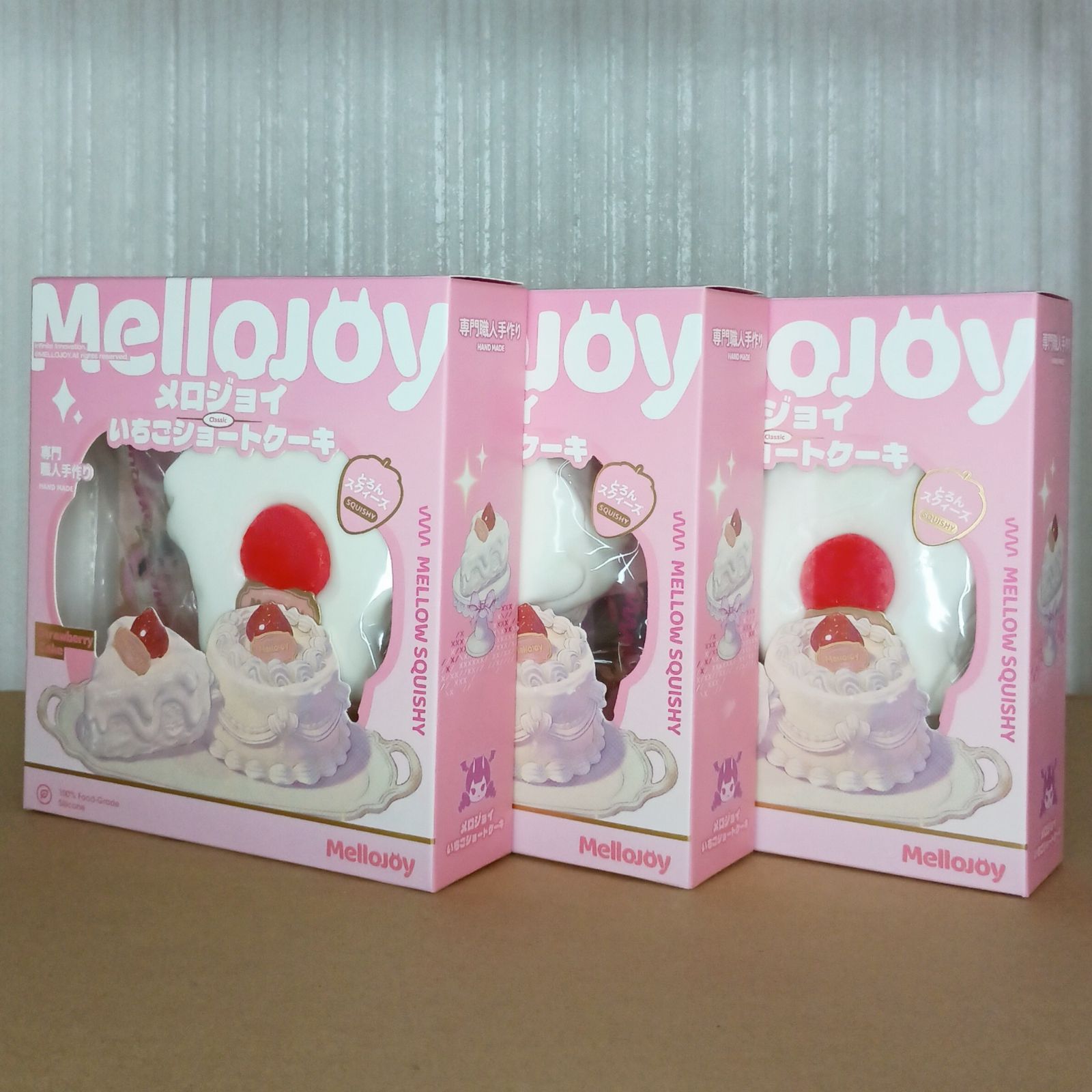 【新品・シュリンク未開封】Mellojoy メロジョイ いちごショートケーキスライス 3個セット スクイーズ 替え袋 マジックパウダー付 外箱あり 低反発 もちもち ストレス解消 海外人気 レア