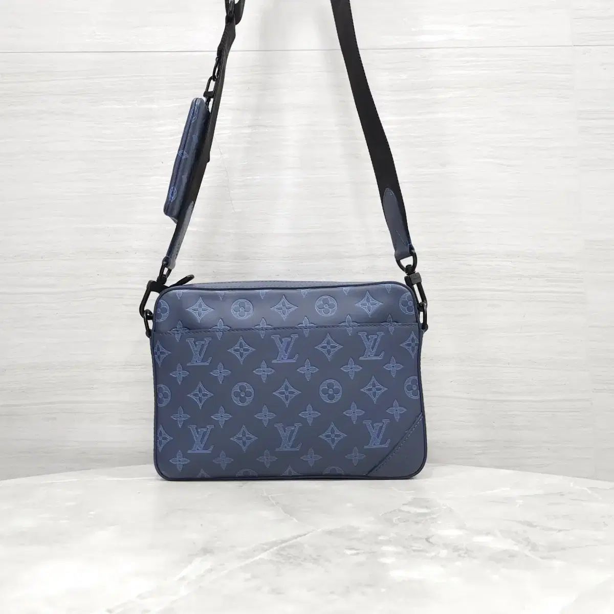 ルイヴィトン LV シャドウ デュオ メッセンジャーバッグ ネイビー ブルー M45730