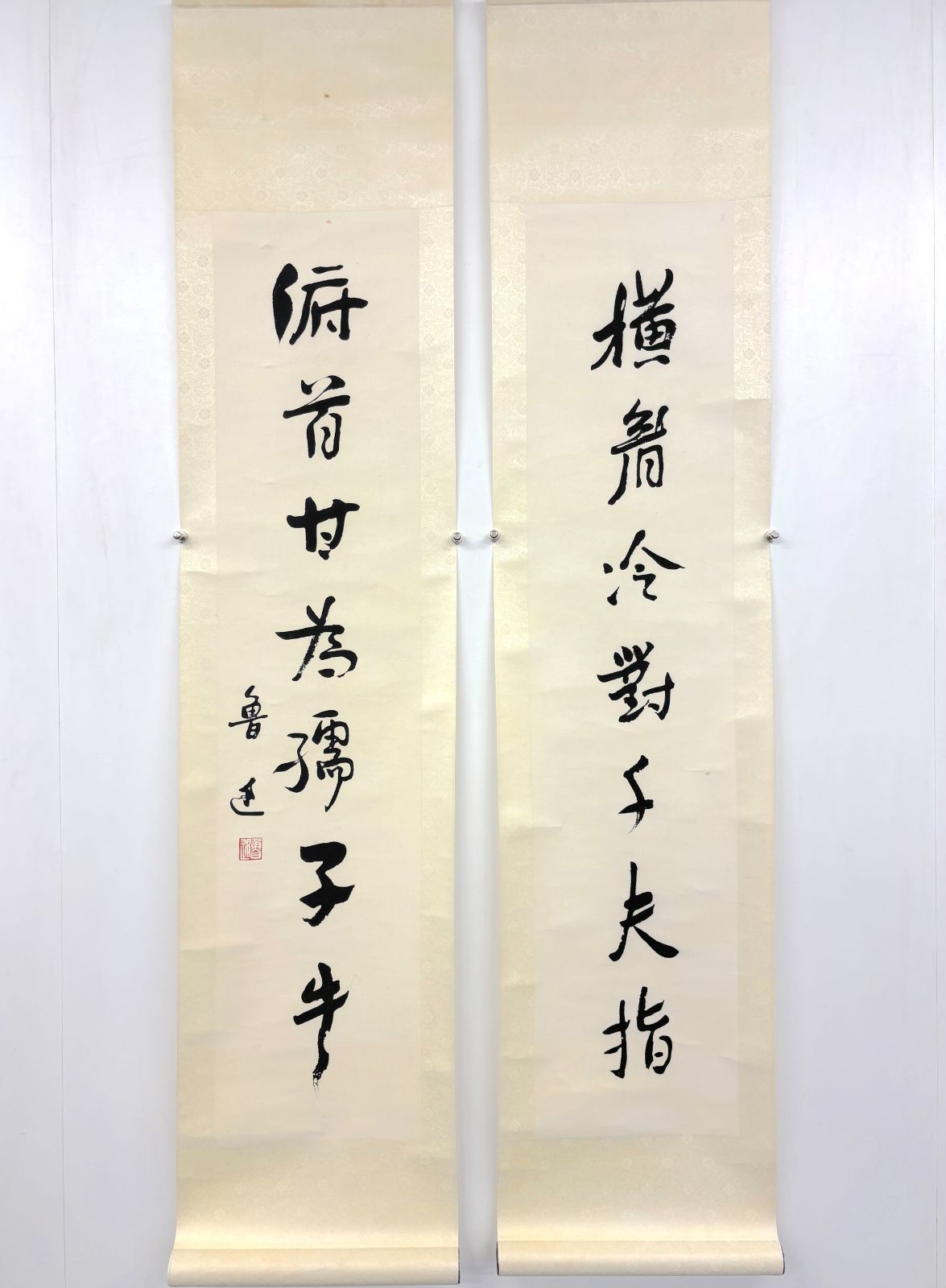 【1980年代当時物】中国美術 上海書画社 印製 魯迅「横眉冷対千夫指」行書 七言聯 対聯 2幅組 掛軸 掛け軸 中華民国 骨董　260625-10 - 商品メイン画像