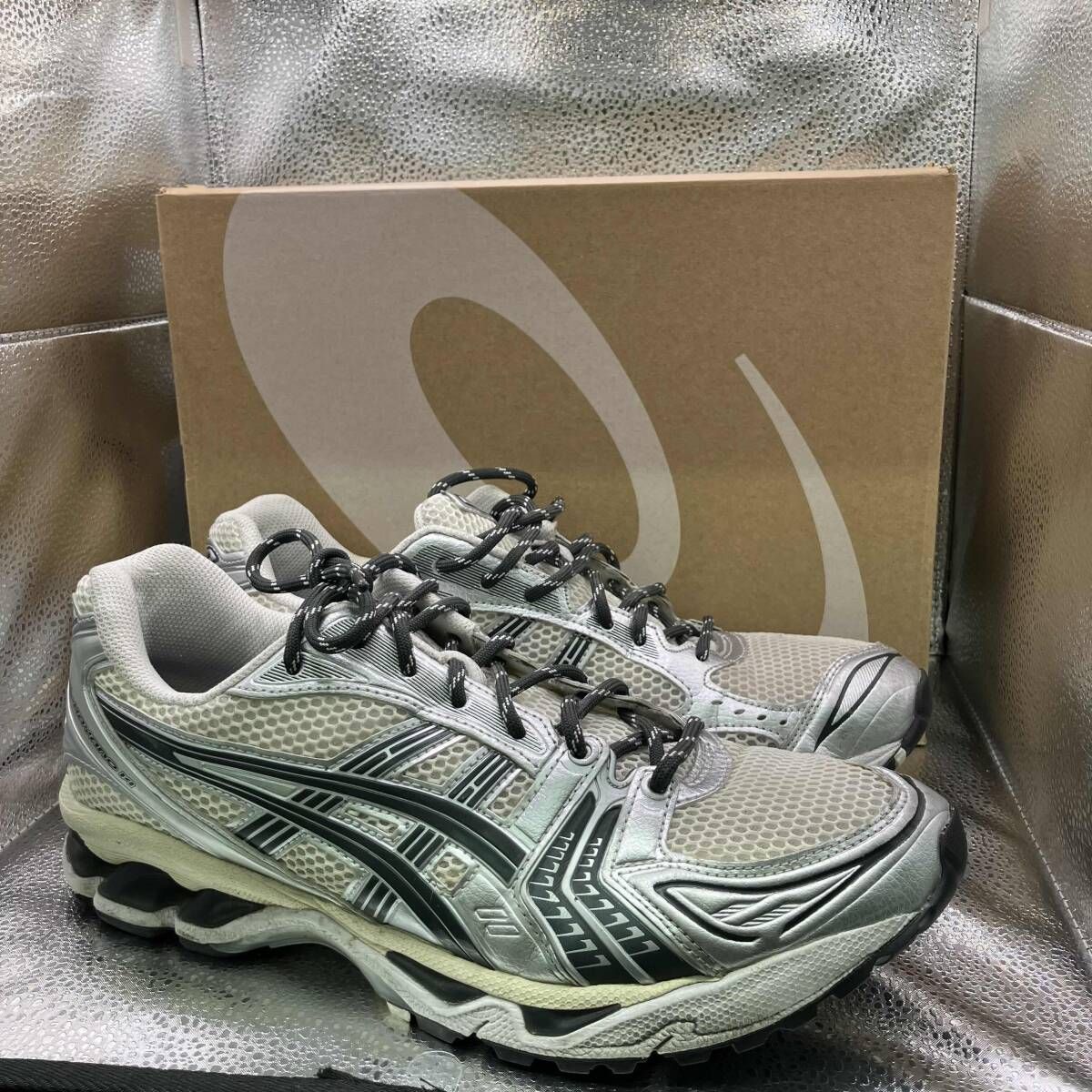 ASICS x KITH スニーカー　gel-kayano 14 1203A556-100 サイズ　28.5 ホウイト× グレー