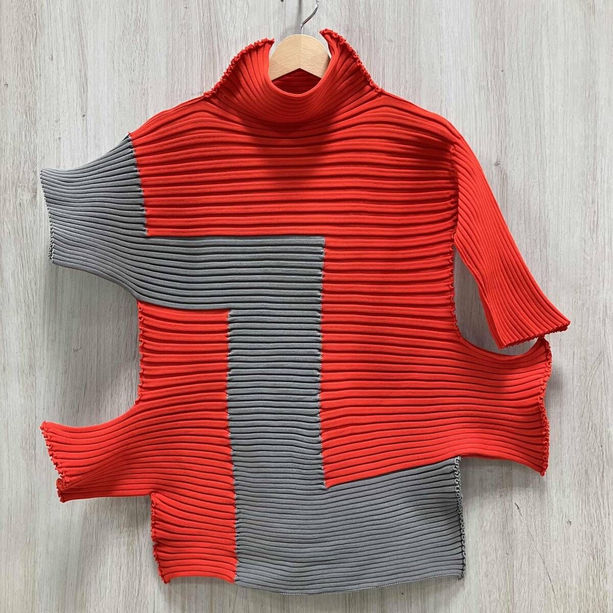 ISSEY MIYAKE/長袖ニット/23AW/変形ニット/グレー×レッド/IM33KN302 イッセイミヤケ アシンメトリー プリーツ長袖ニット