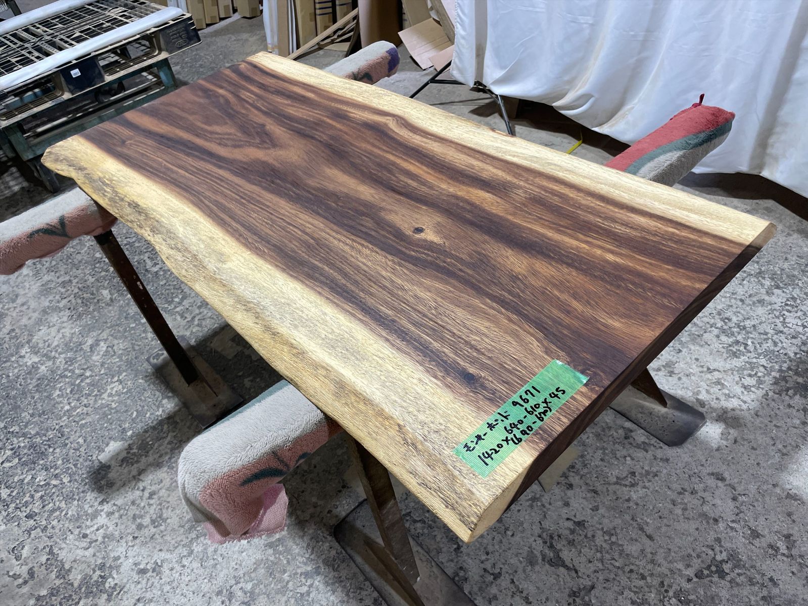 モンキーポッド9671　一枚板無垢 乾燥材　1420ｘ640-610ｘ45mm カウンター　センターテーブル　ダイニングテーブル