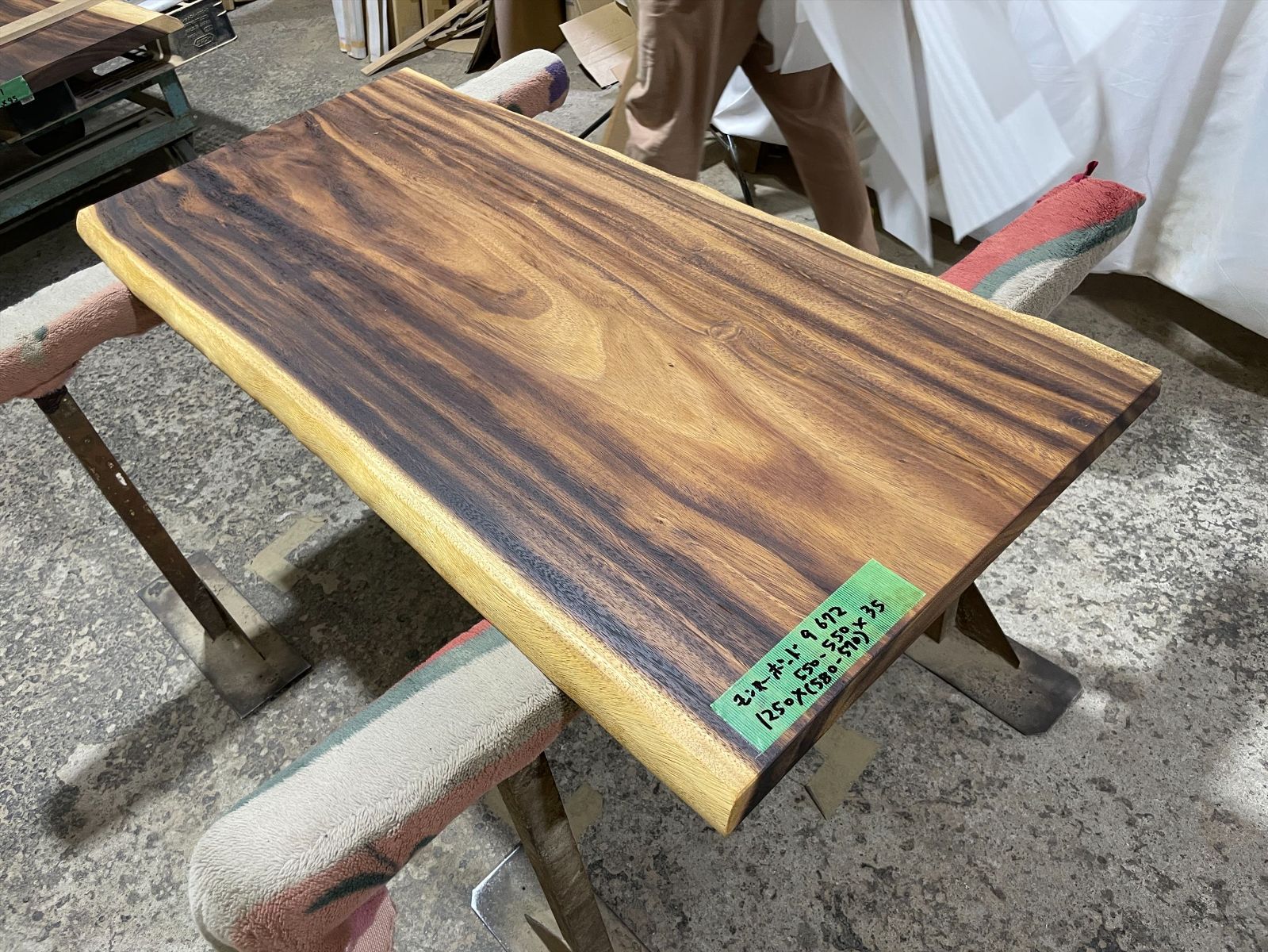 モンキーポッド9672　一枚板無垢 乾燥材　1250ｘ550-550ｘ35mm カウンター　センターテーブル　ダイニングテーブル