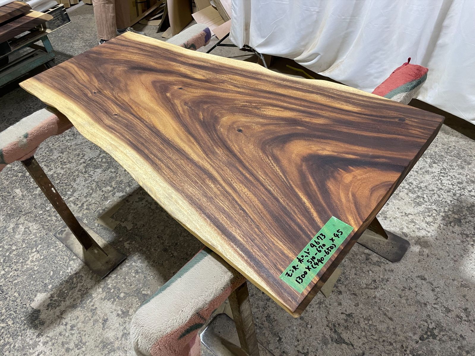 モンキーポッド9673　一枚板無垢 乾燥材　1300ｘ510-670ｘ45mm カウンター　センターテーブル　ダイニングテーブル
