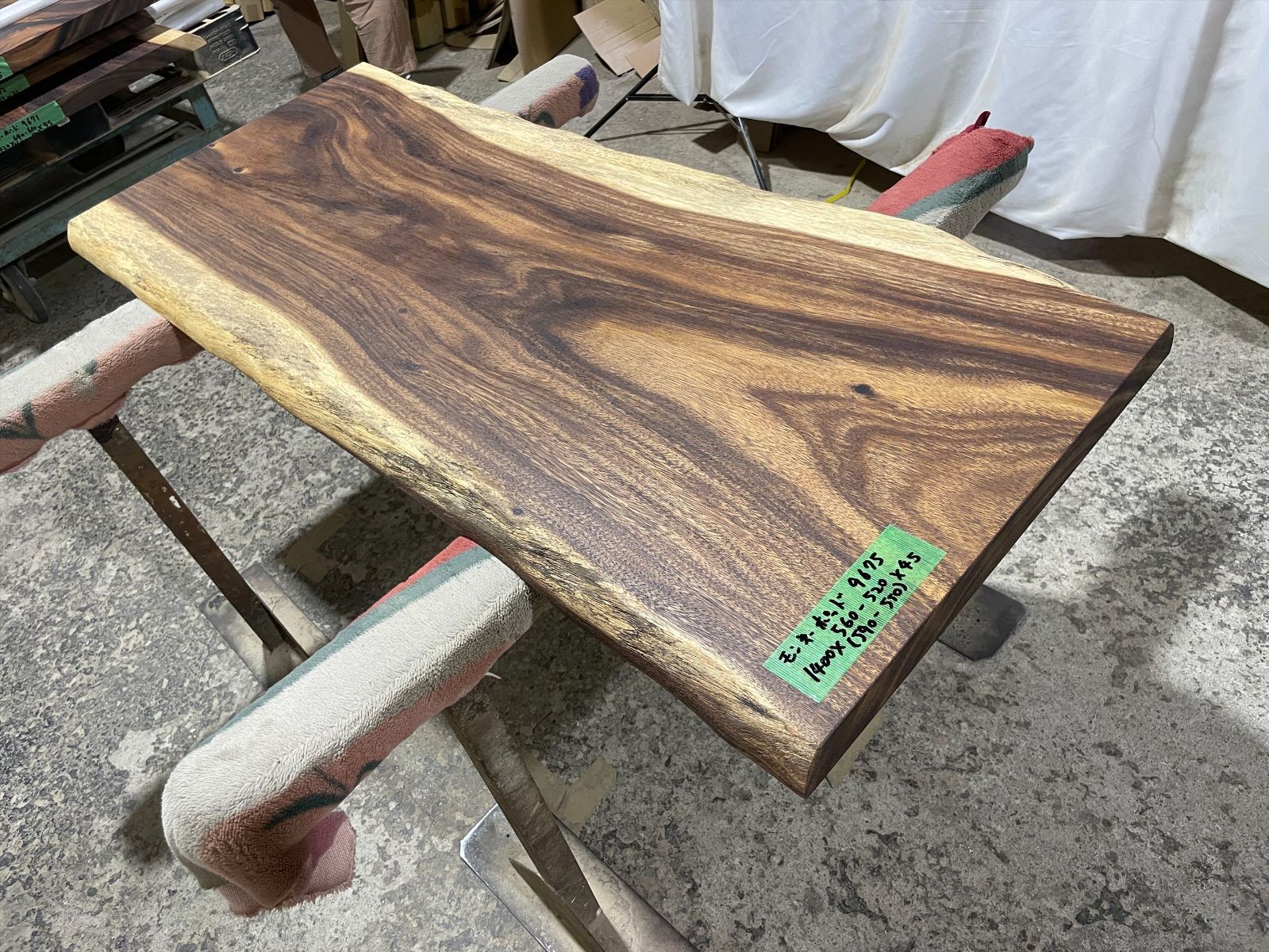 モンキーポッド9675　一枚板無垢 乾燥材　1400ｘ560-520ｘ45mm カウンター　センターテーブル　ダイニングテーブル