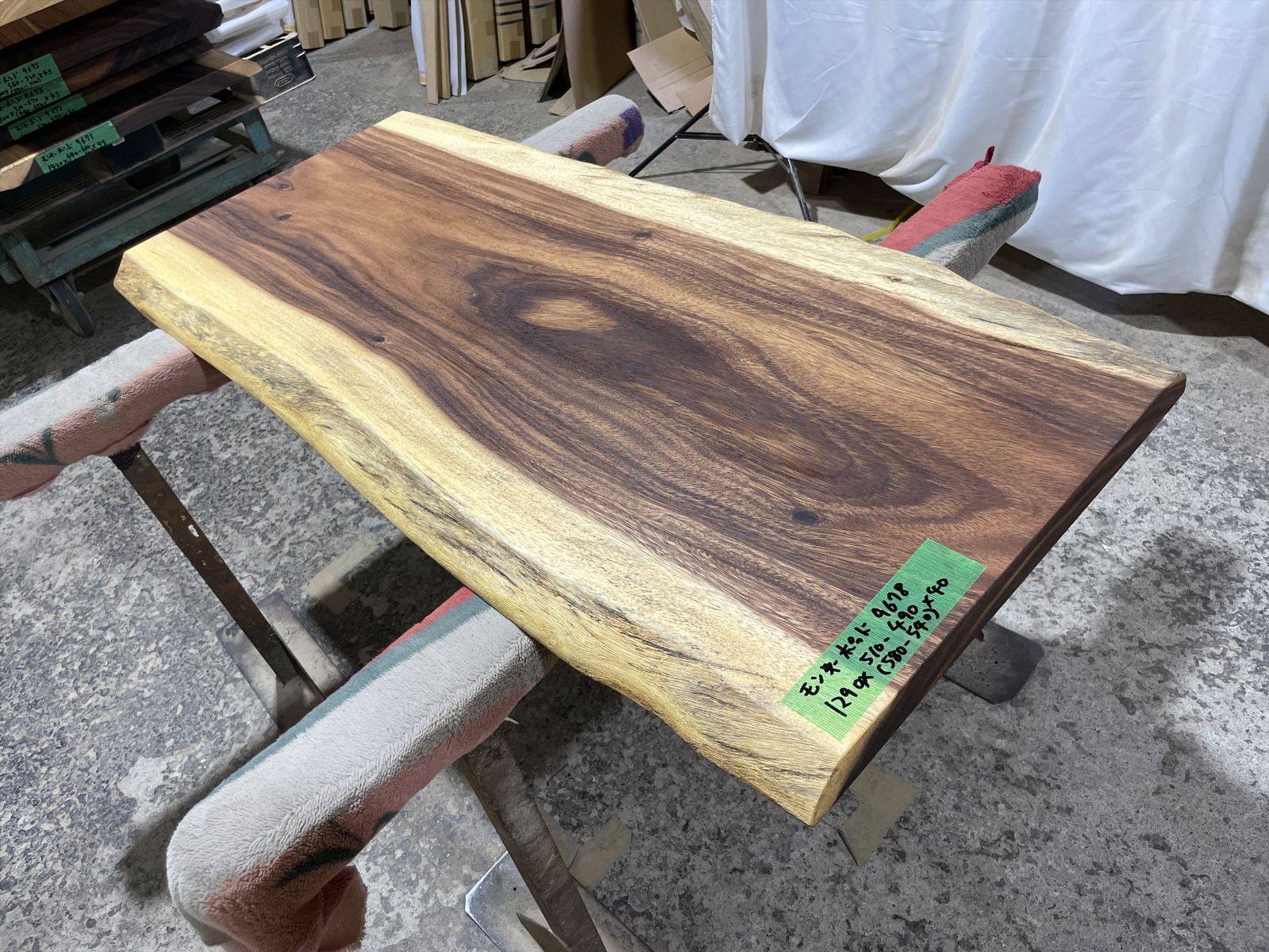 モンキーポッド9678　一枚板無垢 乾燥材　1290ｘ510-490ｘ40mm カウンター　センターテーブル　ダイニングテーブル