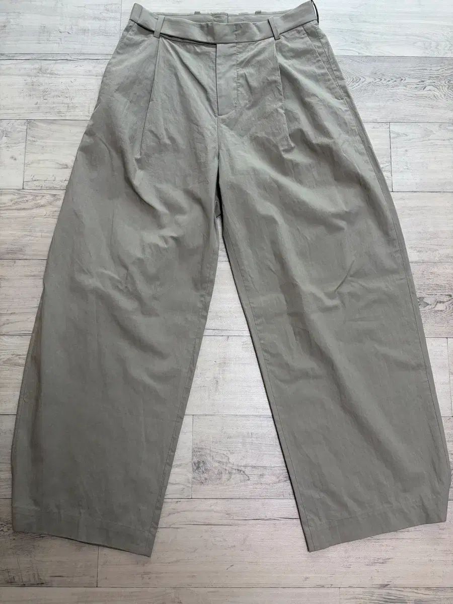 COS コットン リラックスフィット BARREL(バレル) レグ スラックス 44