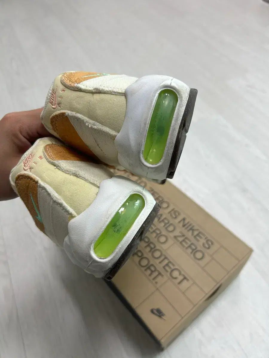 ナイキ エアマックス 95 パイナップル 240