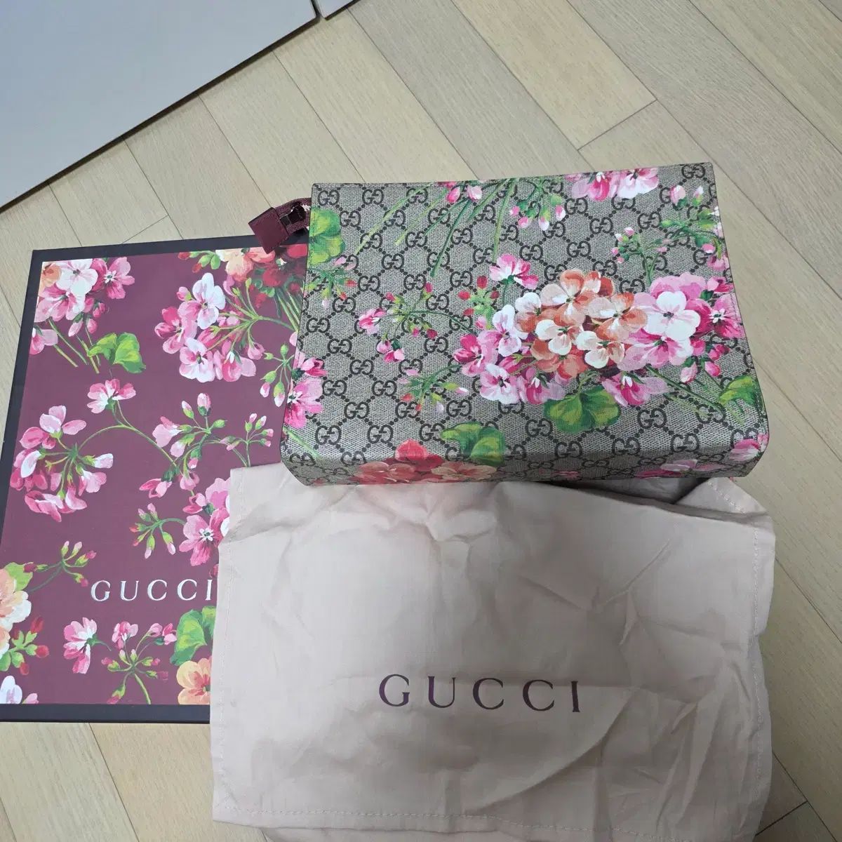 新品) グッチ 正規品 GG Supreme ブルーム クラッチバッグ