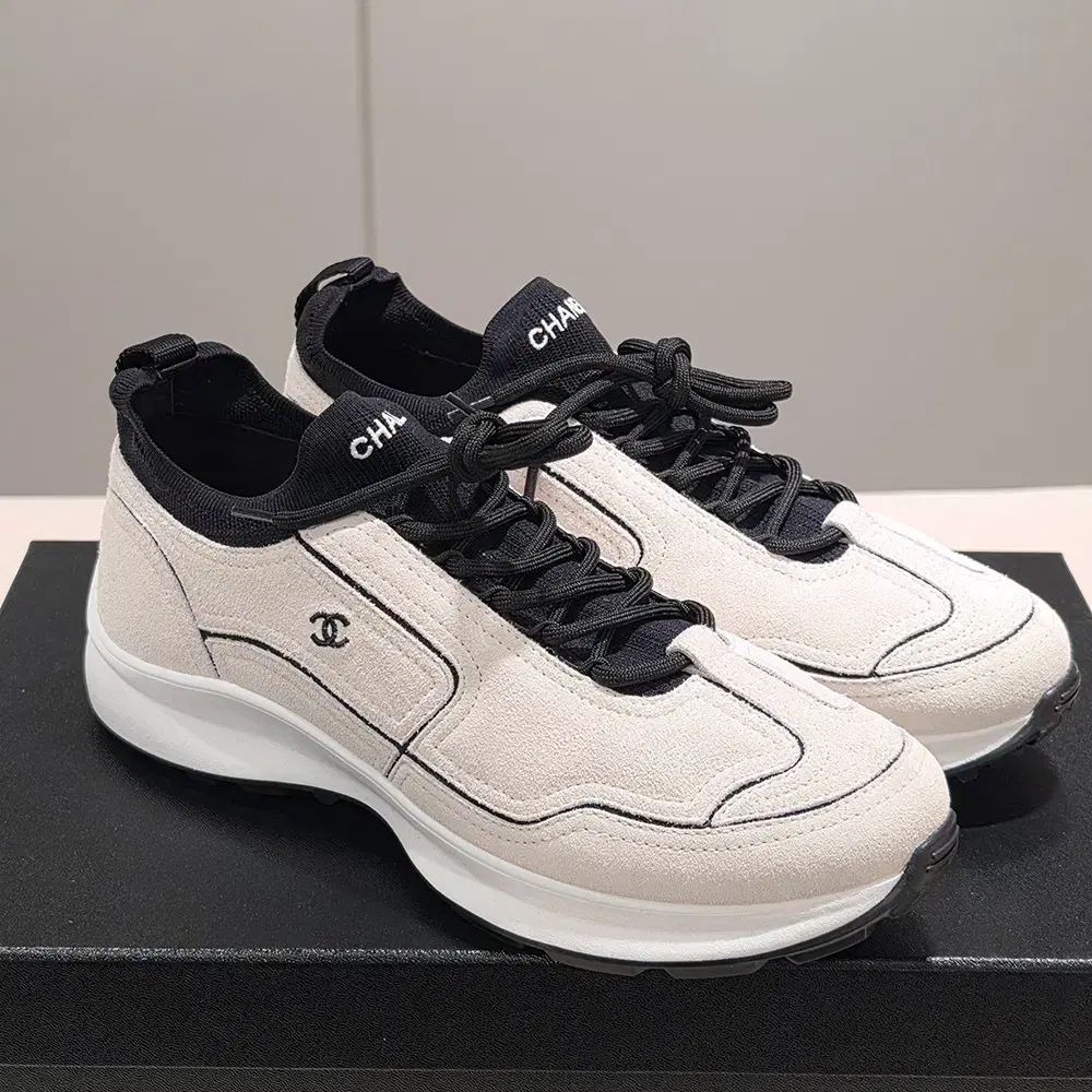 メンズ/CHANEL シャネル 26年 最新作 ニット スウェード 白 ミニ ロゴ スニーカー