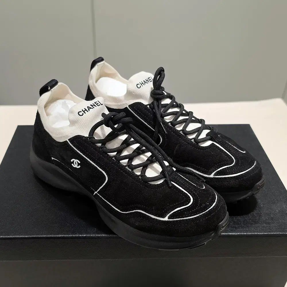 メンズ CHANEL シャネル 26年 最新作 ニット スウェード ブラック ミニ ロゴ スニーカー