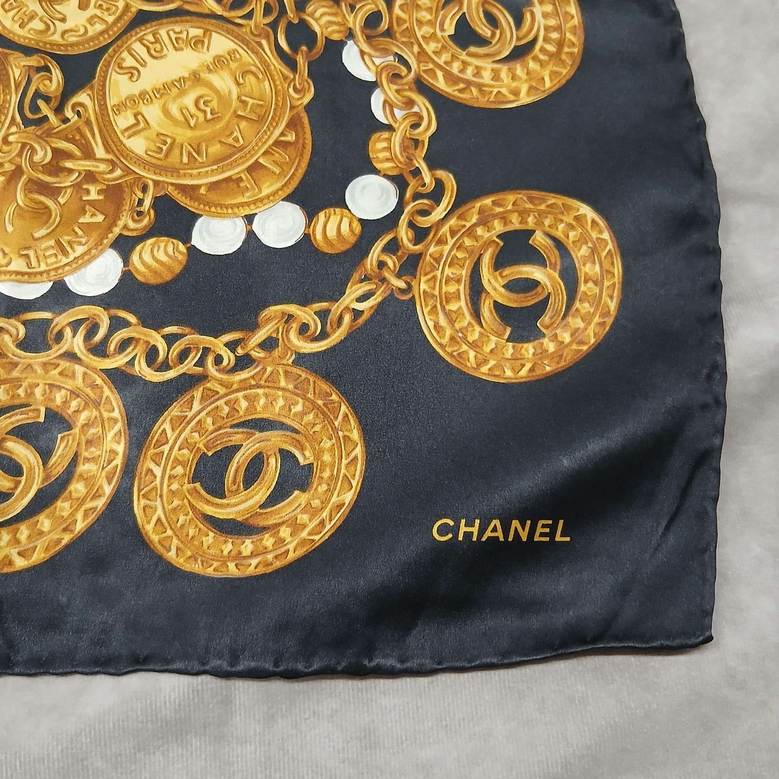 CHANEL スカーフ　ココマーク　ゴールドチェーン　黒×金 CHANEL シャネル 大判スカーフ ココマーク コインチェーン ブラック