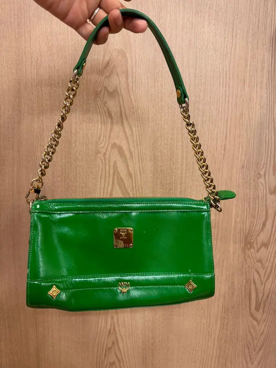 MCM エナメルチェーンポーチバッグ