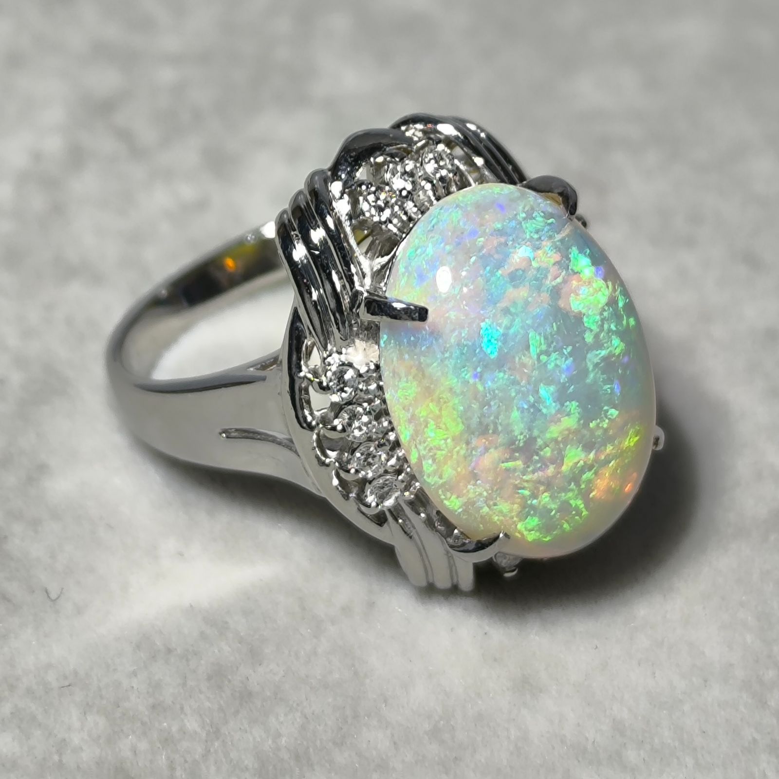 新品磨き済 美品 大粒カボションオパールとダイヤモンドのリング オパール 6.19ct　ダイヤモンド 0.19ct　Pt900 9.07g