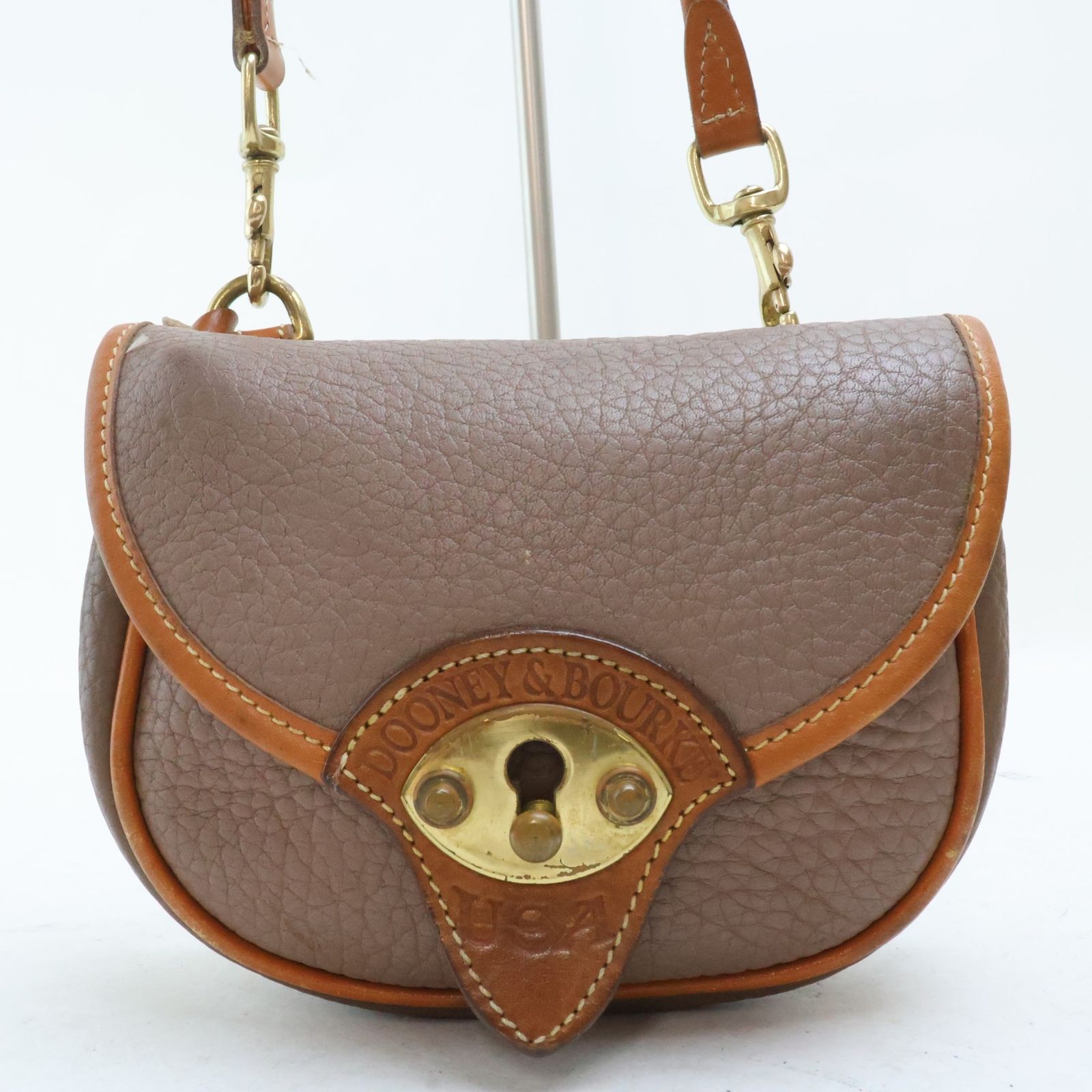 2606-43 ドゥーニー&バーク ショルダーバッグ ウエストポーチ 2WAY DOONEY&BOURKE レザー製 グレージュ系 フラップ