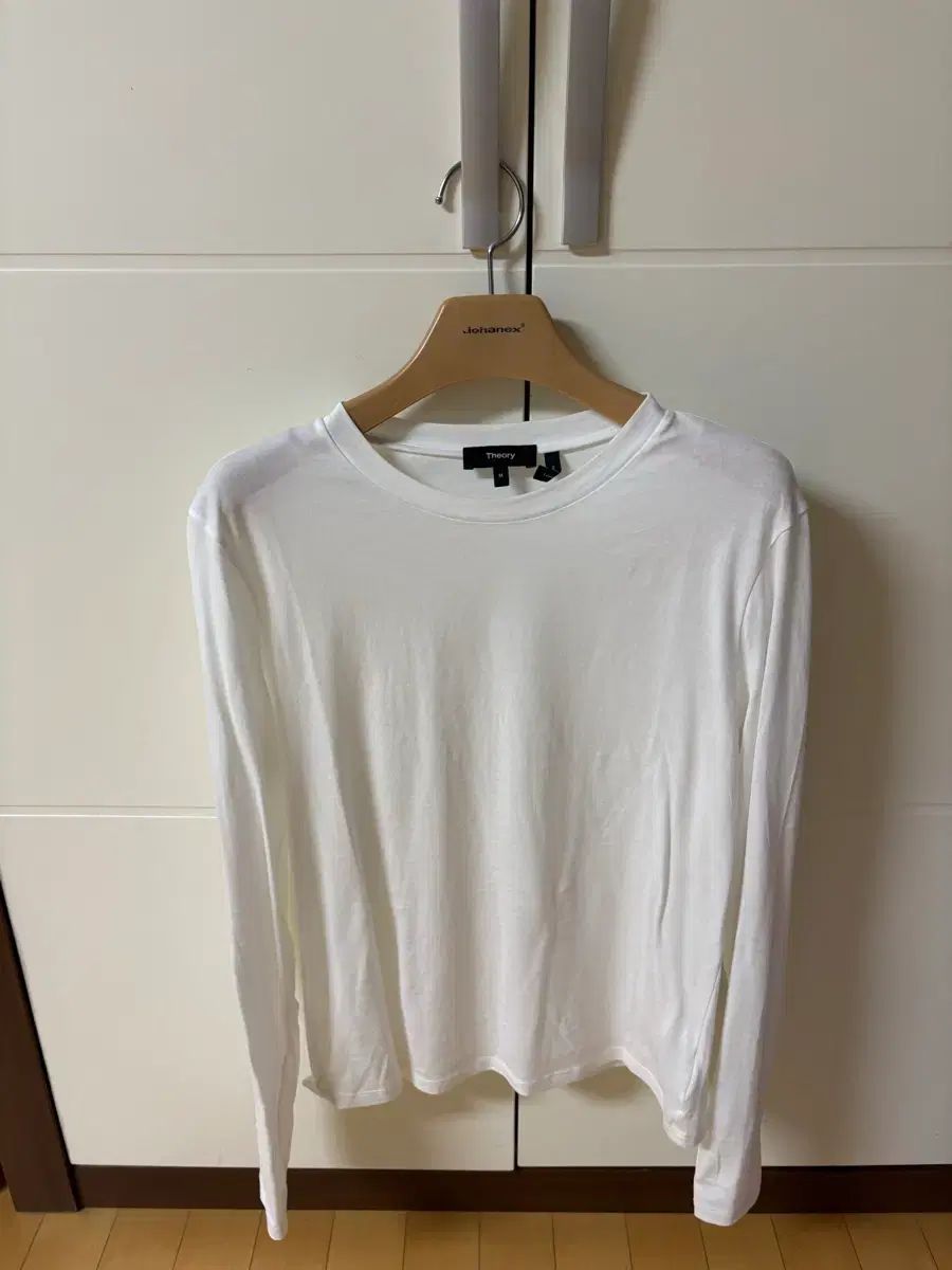 セオリー 白 Tシャツ 新品