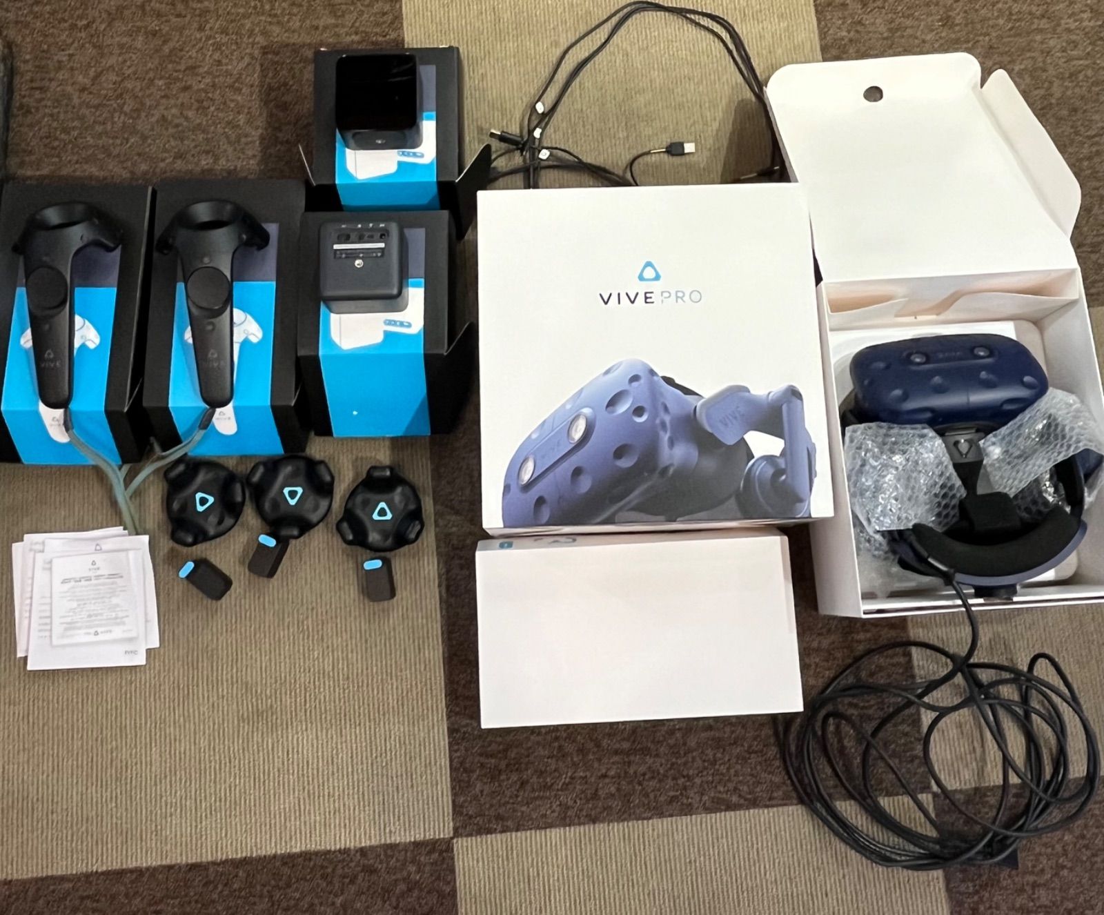 HTC Vive VRヘッドセットとコントローラーセット　【ジャンク】 ▽動作未確認/ジャンク HTC VRヘッドセット VIVE Pro バージョン2.0