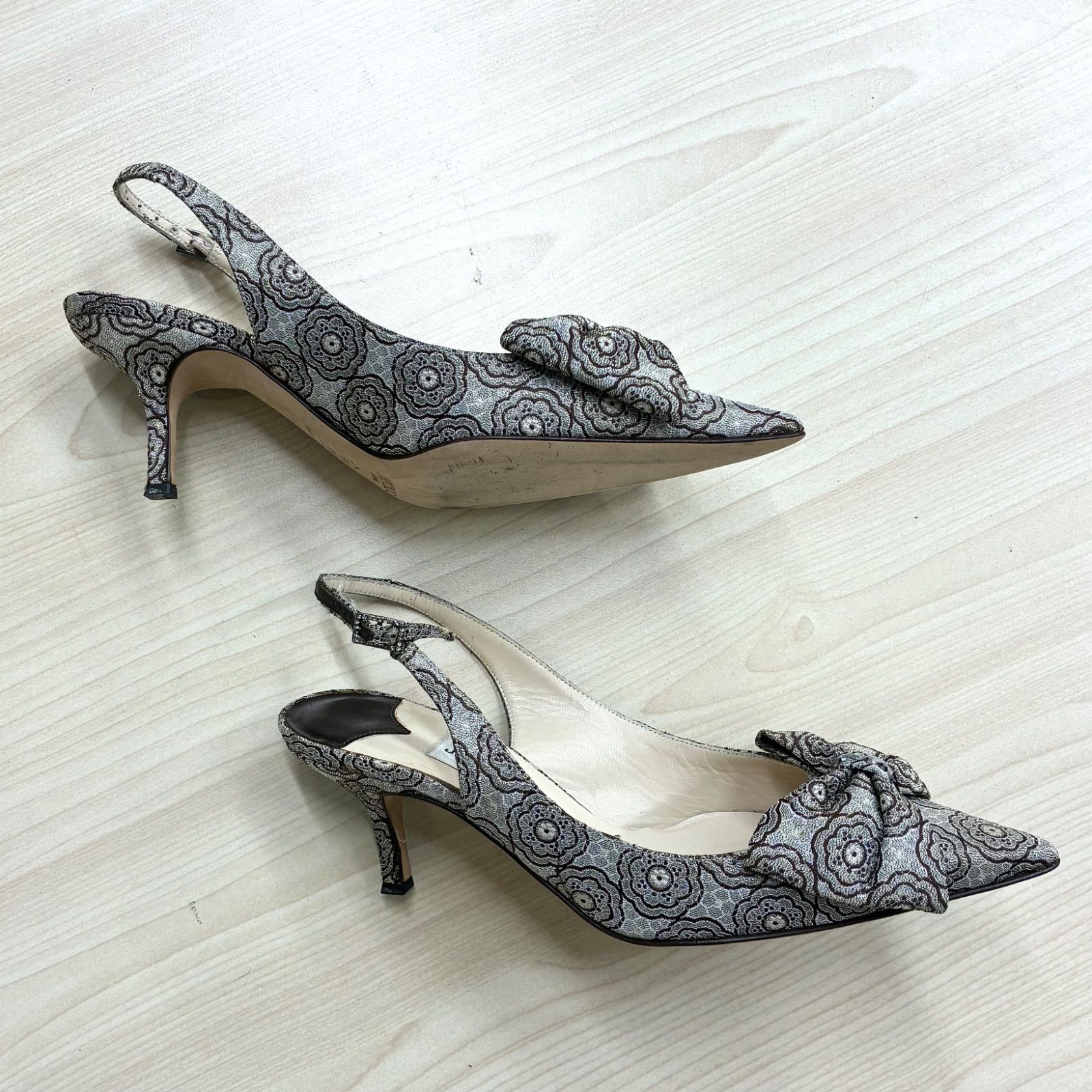 ジミーチュウ JIMMY CHOO】ストラップリボンパンプス 35.5 ゴールド系