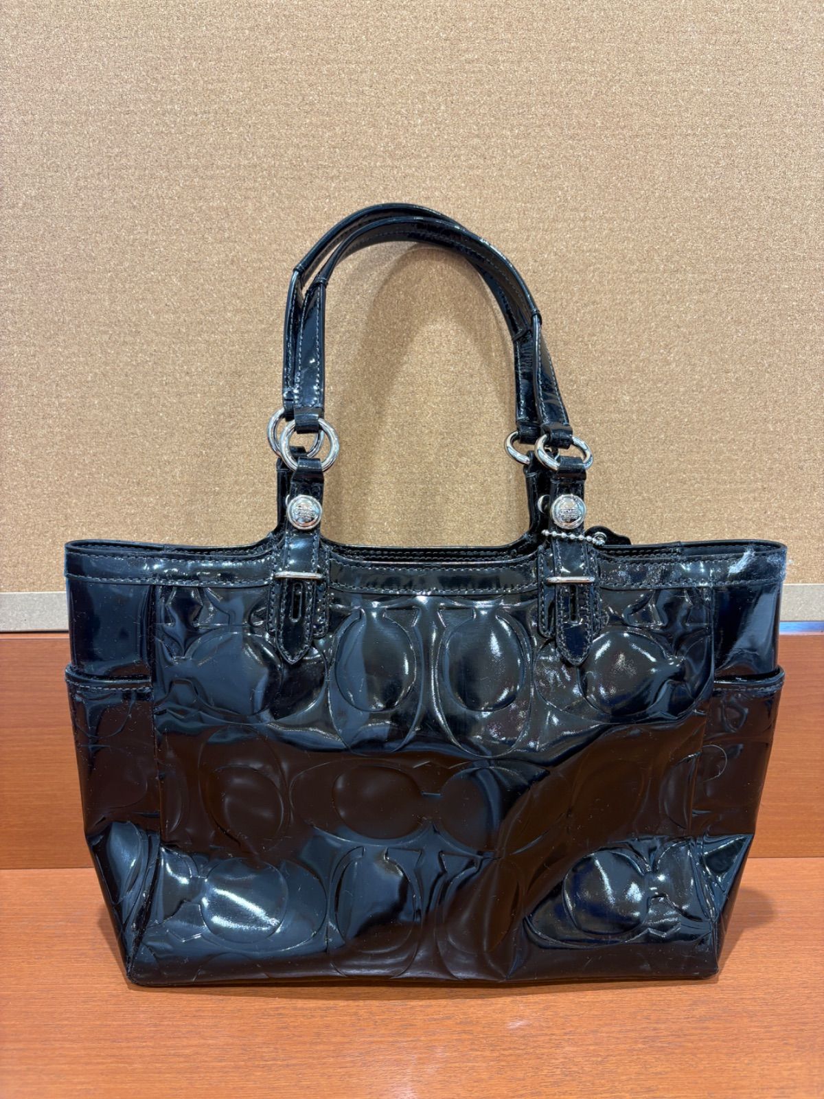 ✨【美品】✨コーチ トートバッグ エナメル ボルドー ロゴチャーム 19708 美品】COACH コーチ トートバッグ シグネチャー エナメル ブラック
