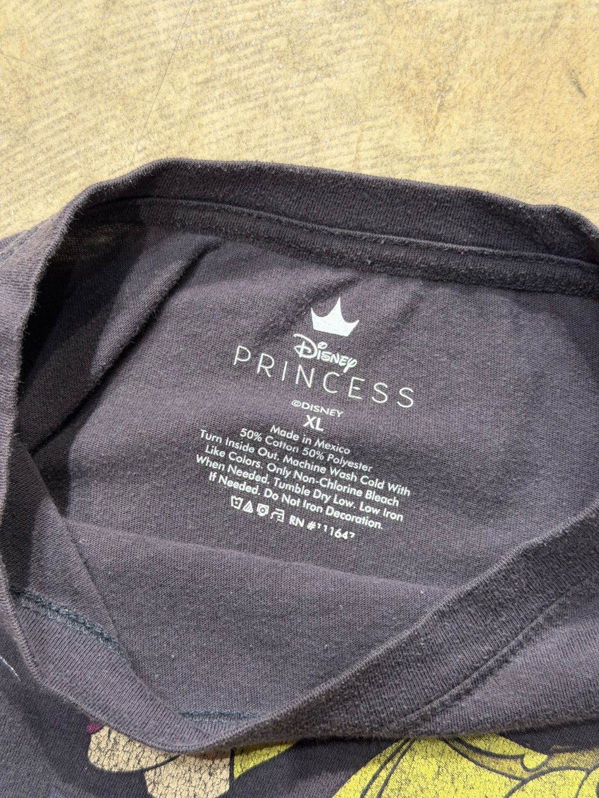 【 Disney PRINCESS 】 ディズニー プリンセス 半袖 Tシャツ 白雪姫 シンデレラ オーロラ姫 ジャスミン ベル アリエル チャコールグレー 《 メンズ M - L / レディース XL 》 【 Disney PRINCESS 】 ディズニー プリンセス 半袖 Tシャツ 白雪姫 シンデレラ オーロラ姫 ジャスミン ベル アリエル チャコールグレー 《 メンズ M - L / レディース XL 》