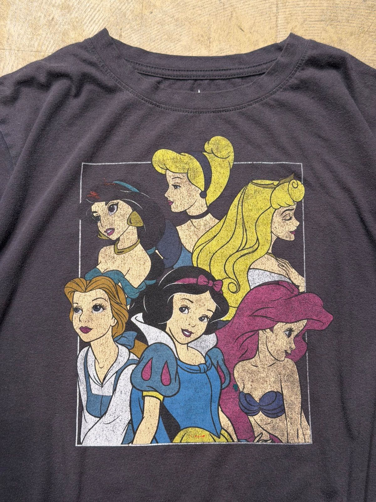 【 Disney PRINCESS 】 ディズニー プリンセス 半袖 Tシャツ 白雪姫 シンデレラ オーロラ姫 ジャスミン ベル アリエル チャコールグレー 《 メンズ M - L / レディース XL 》 【 Disney PRINCESS 】 ディズニー プリンセス 半袖 Tシャツ 白雪姫 シンデレラ オーロラ姫 ジャスミン ベル アリエル チャコールグレー 《 メンズ M - L / レディース XL 》