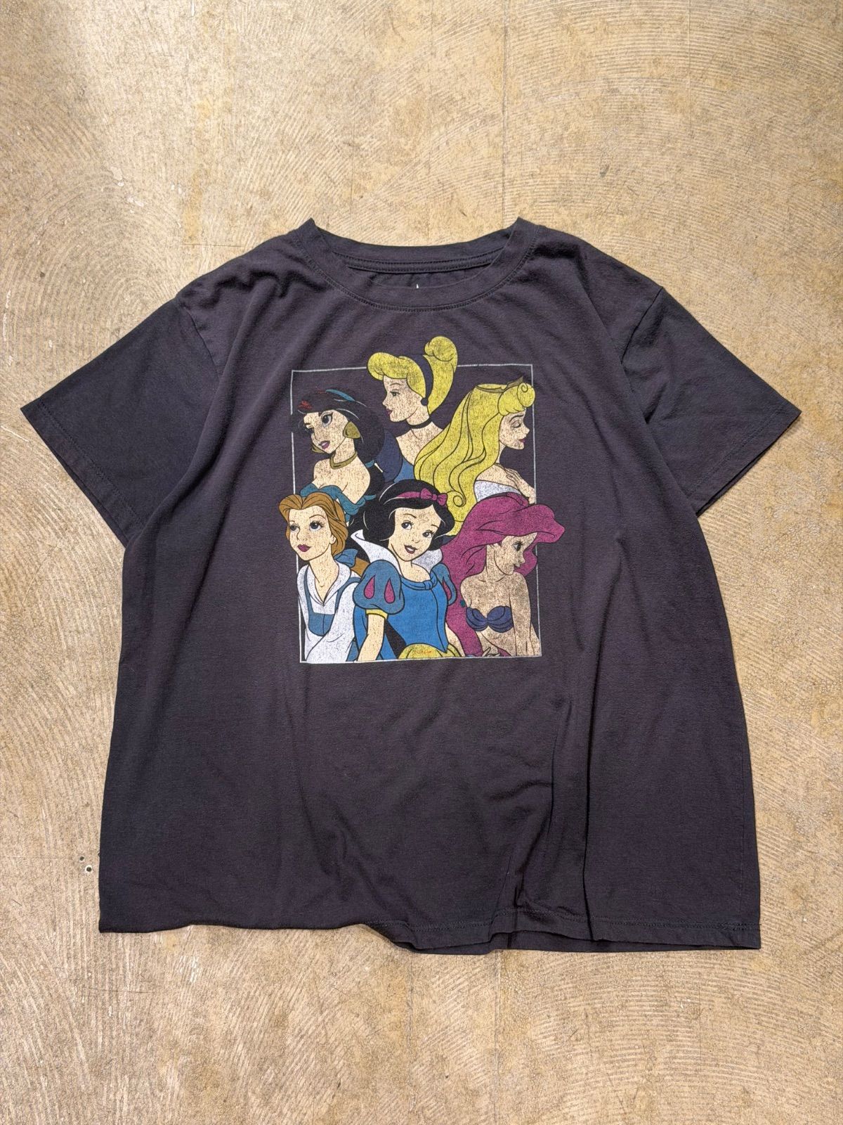 【 Disney PRINCESS 】 ディズニー プリンセス 半袖 Tシャツ 白雪姫 シンデレラ オーロラ姫 ジャスミン ベル アリエル チャコールグレー 《 メンズ M - L / レディース XL 》