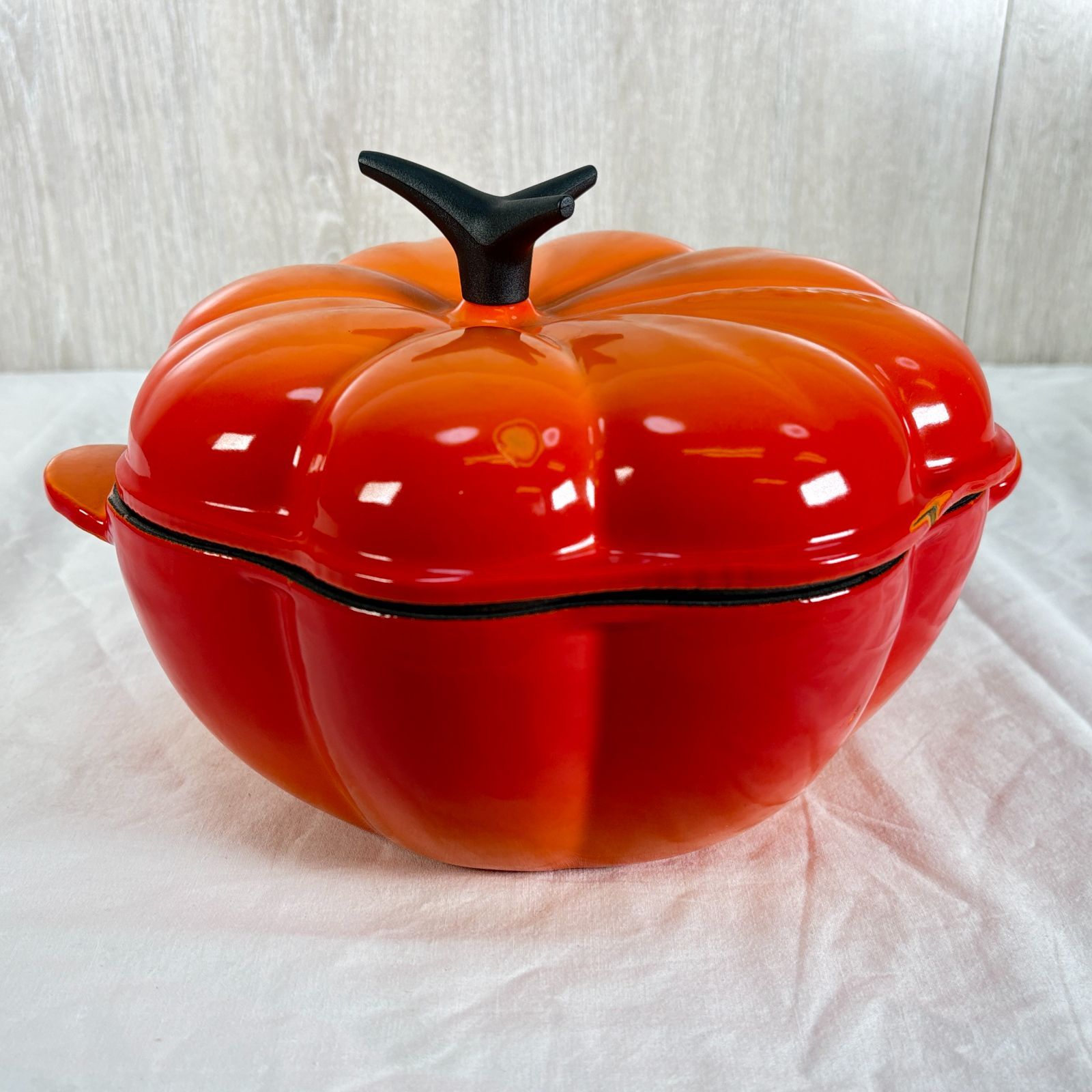 Le Creuset ル・クルーゼ ココット・パンプキン オレンジ キャセロール 両手鍋 ホーロー鍋